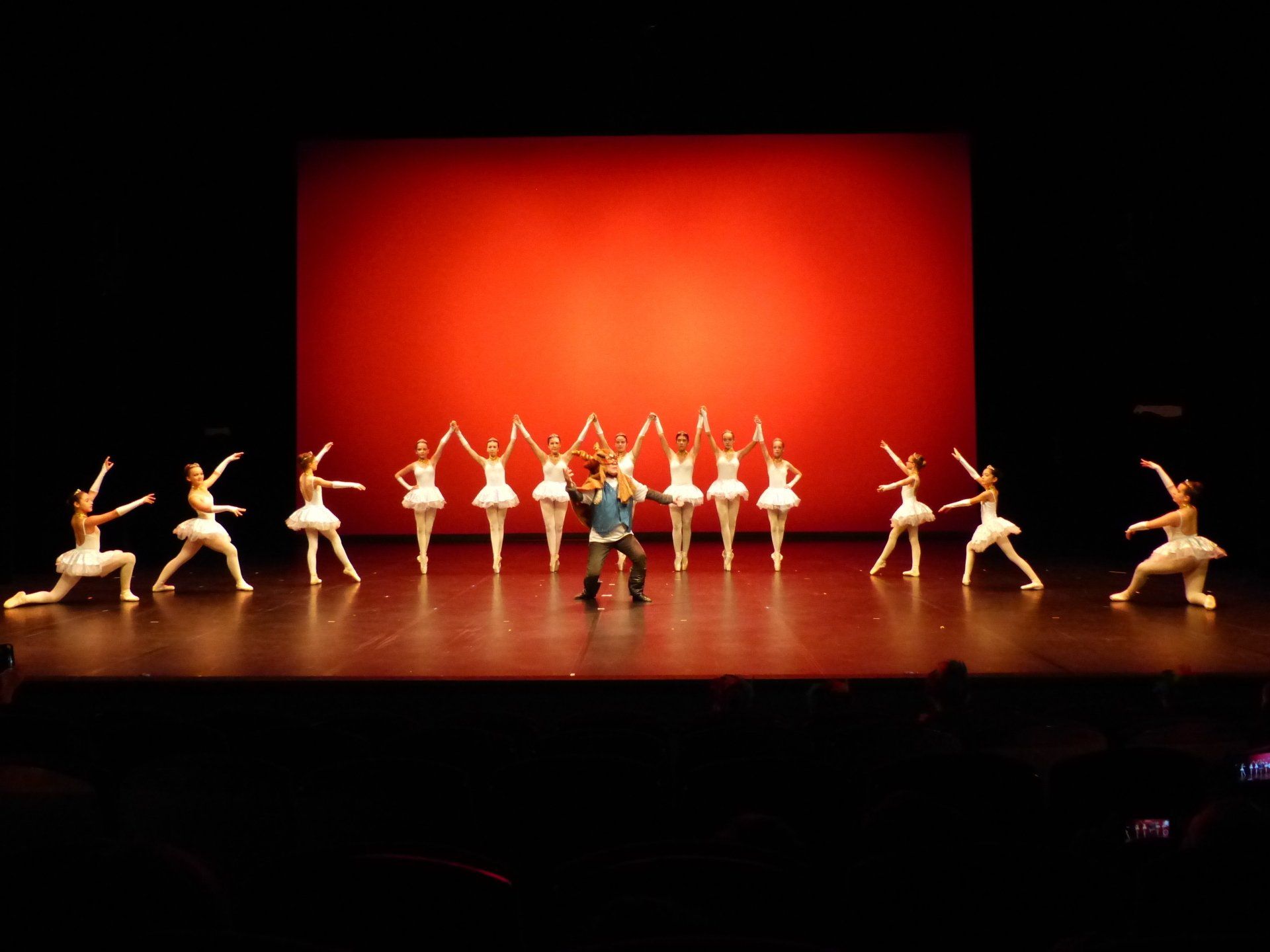 Groupe de danseuses entourant un danseur