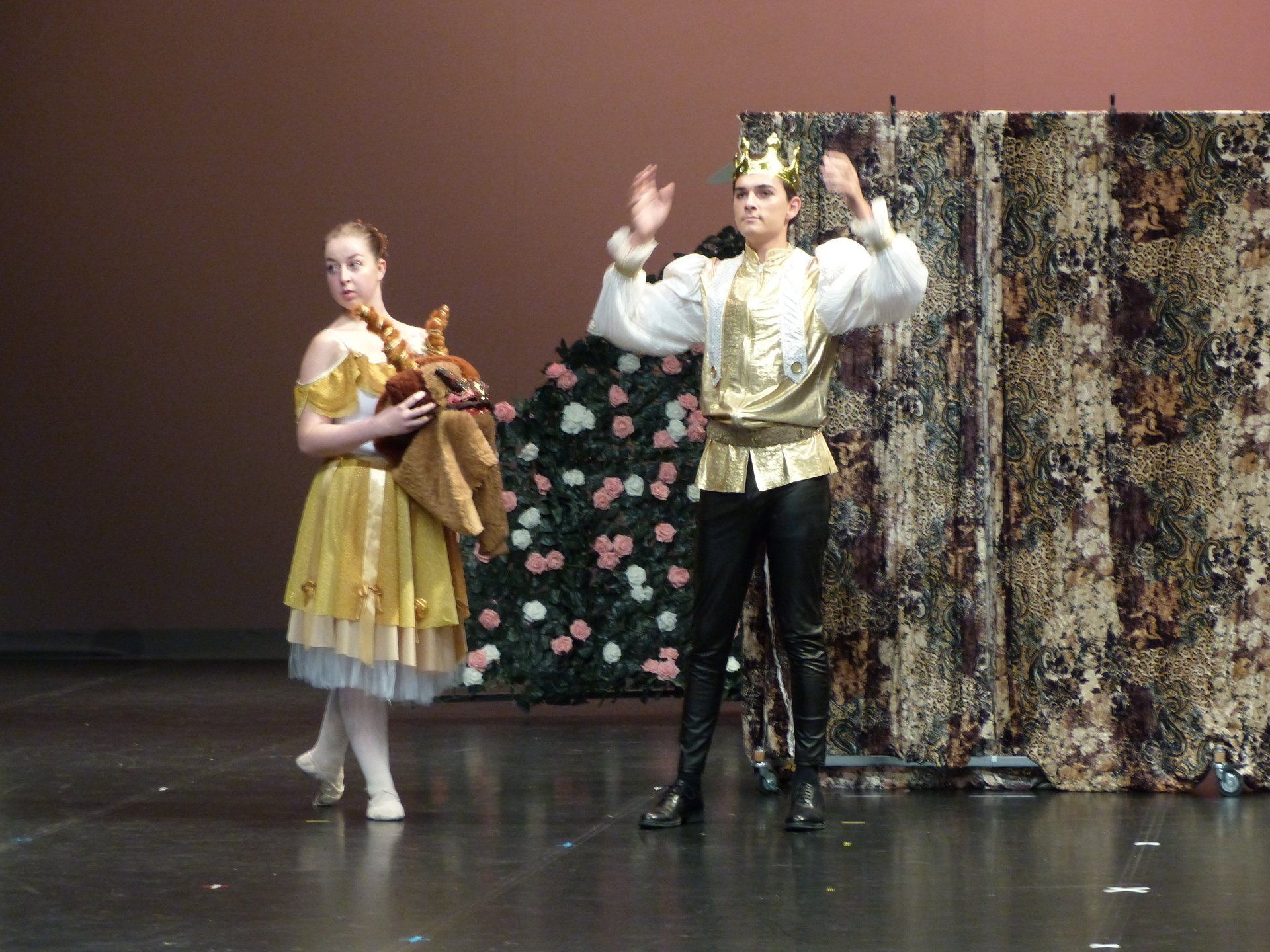 Une danseuse et un danseur en costume de roi