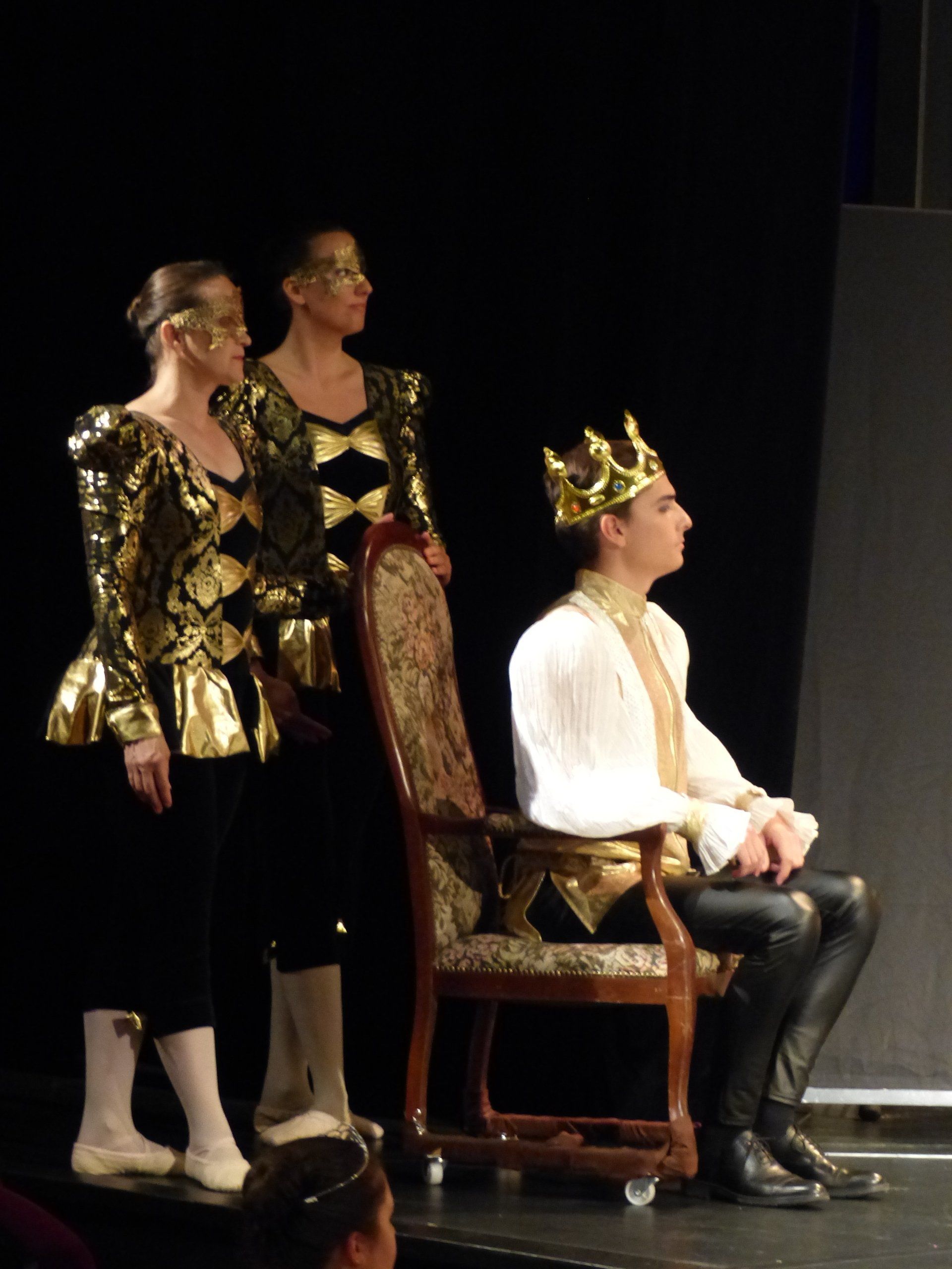 Deux danseuses et un danseur en costume de roi