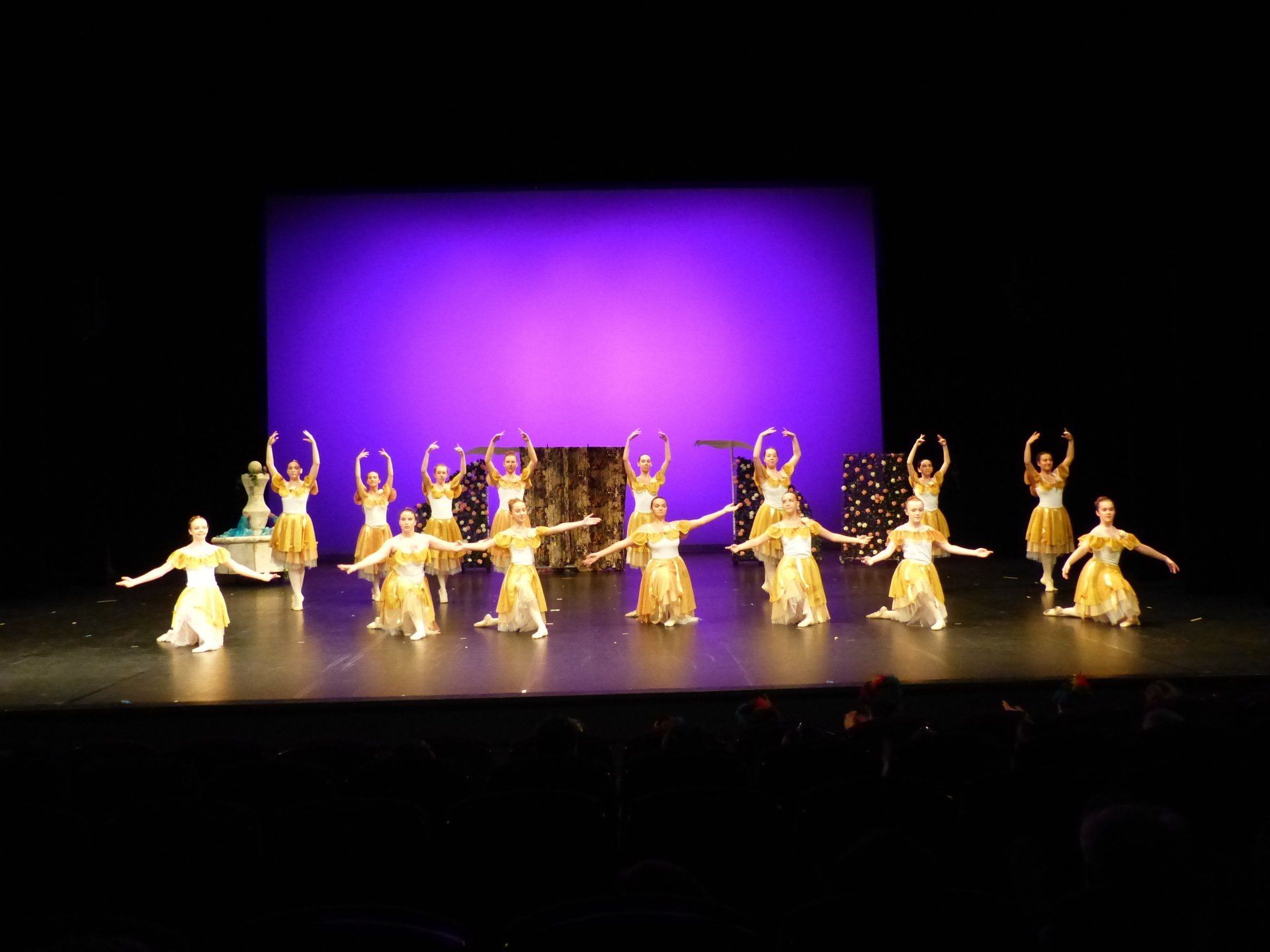 Danseuses en jaune