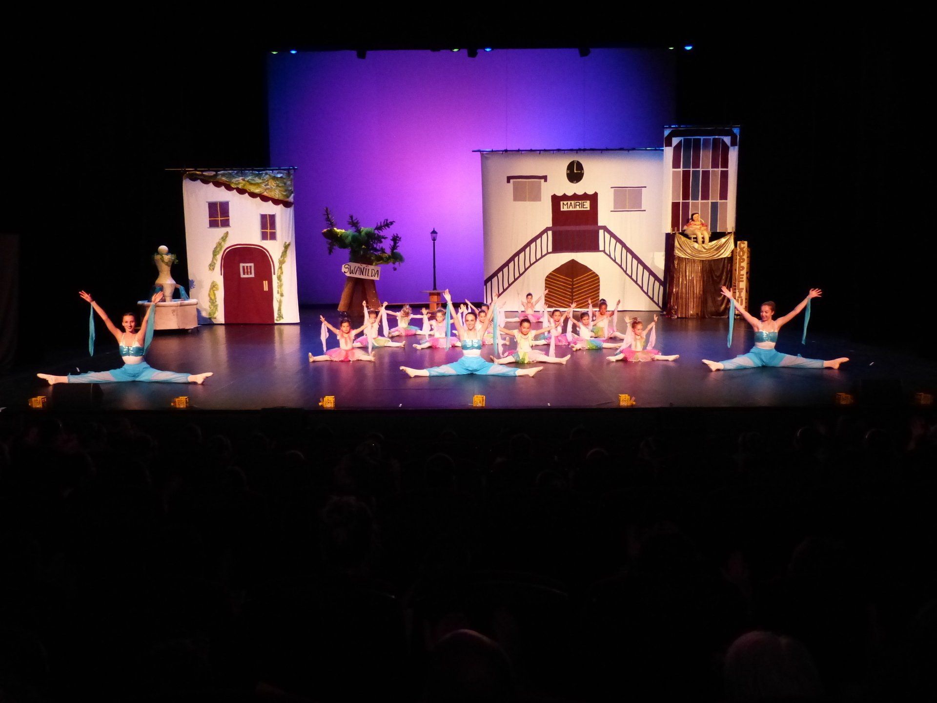 Nombreuses danseuses en bleu et blanc