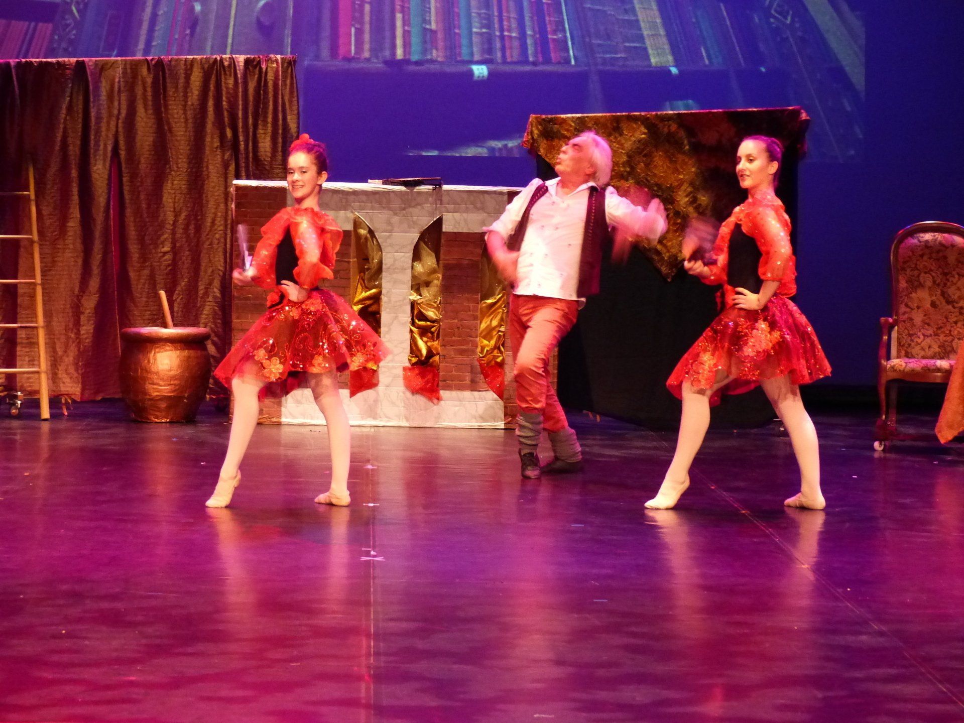 Deux danseuses et un danseur