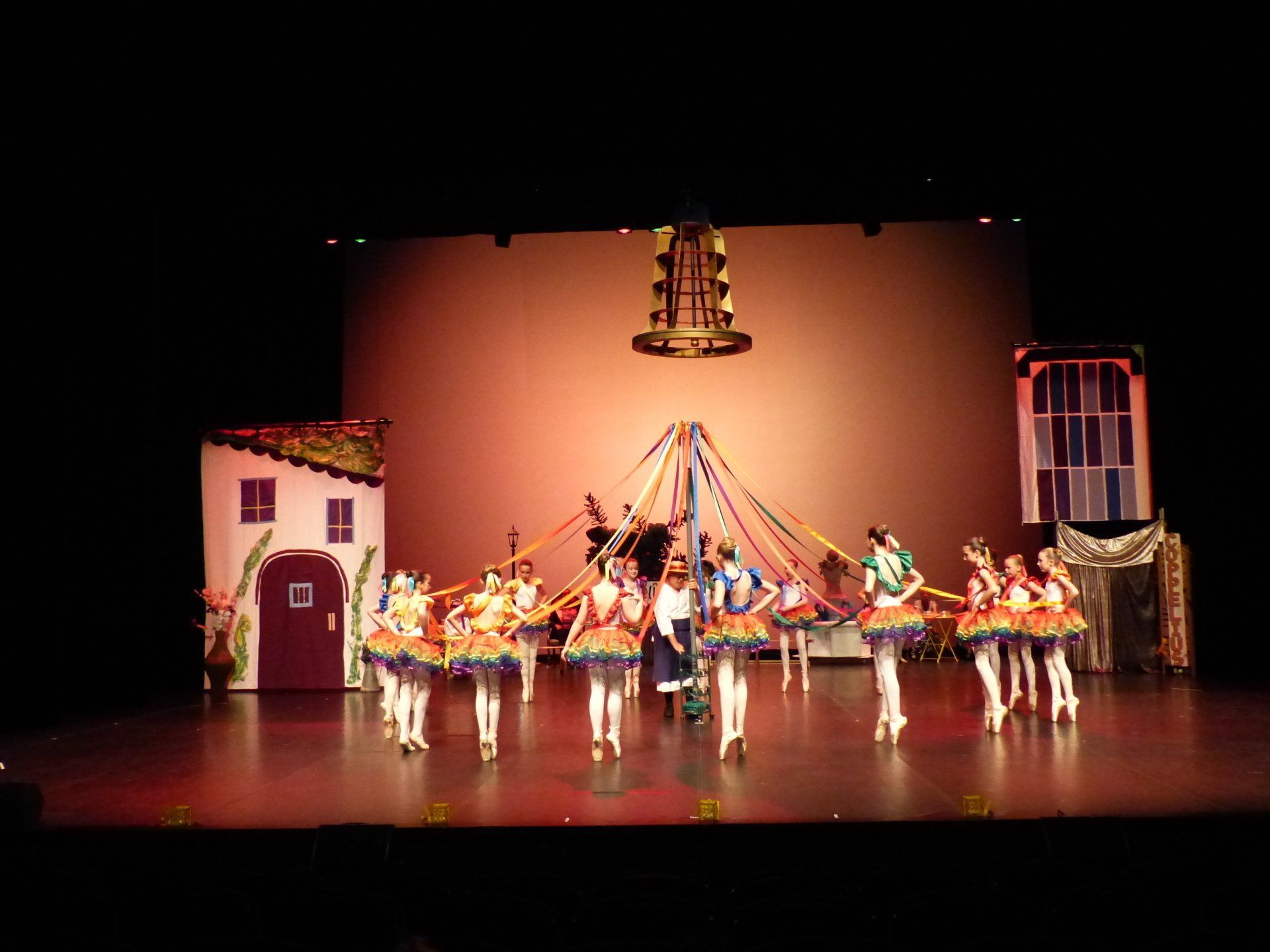 Danseuses en cercle tenant des rubans