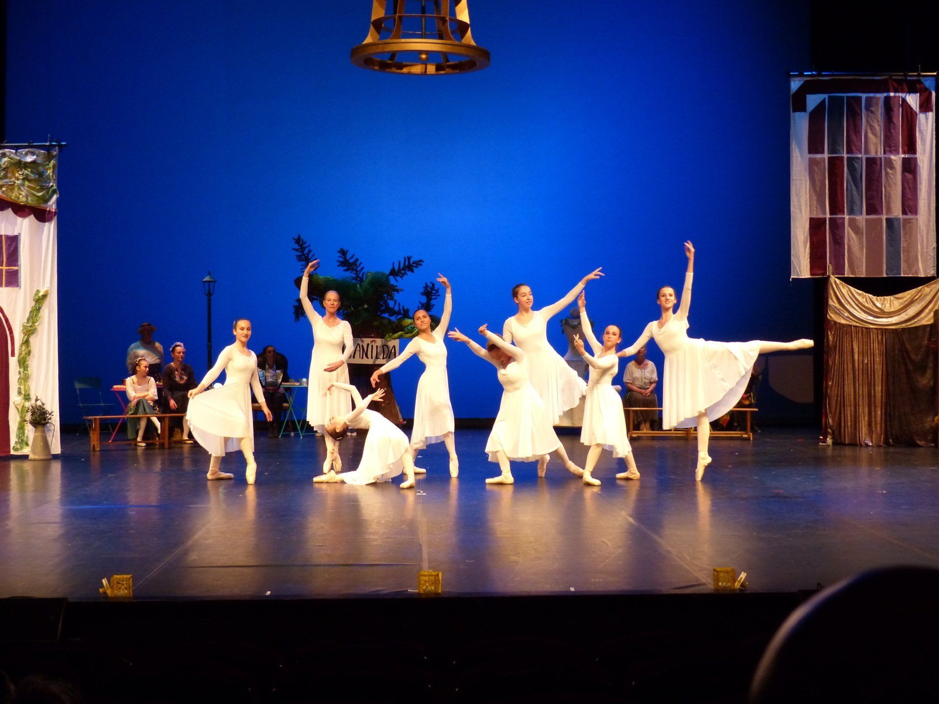 Groupe de danseuses en blanc
