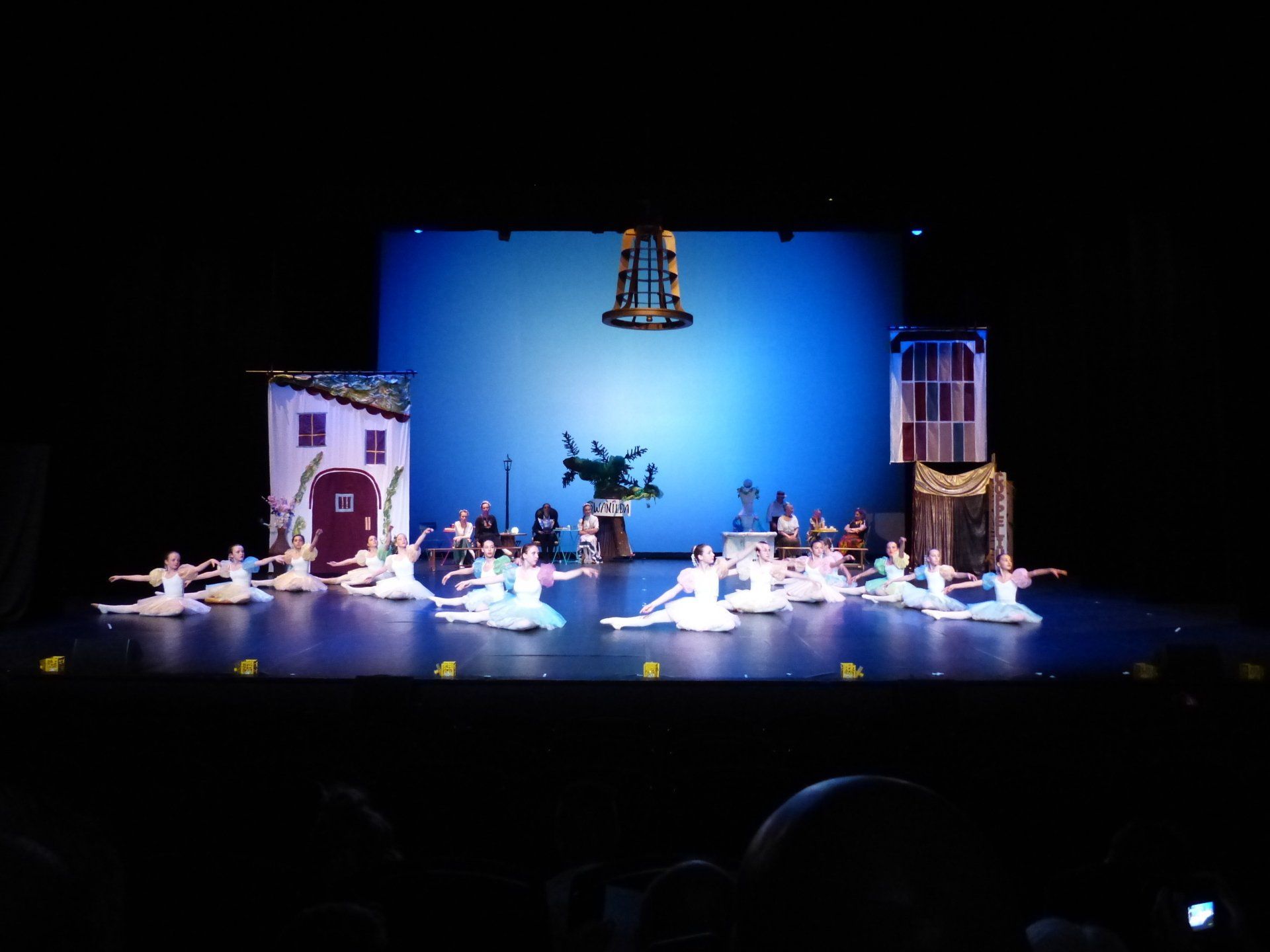 Groupe de danseuses en blancau sol
