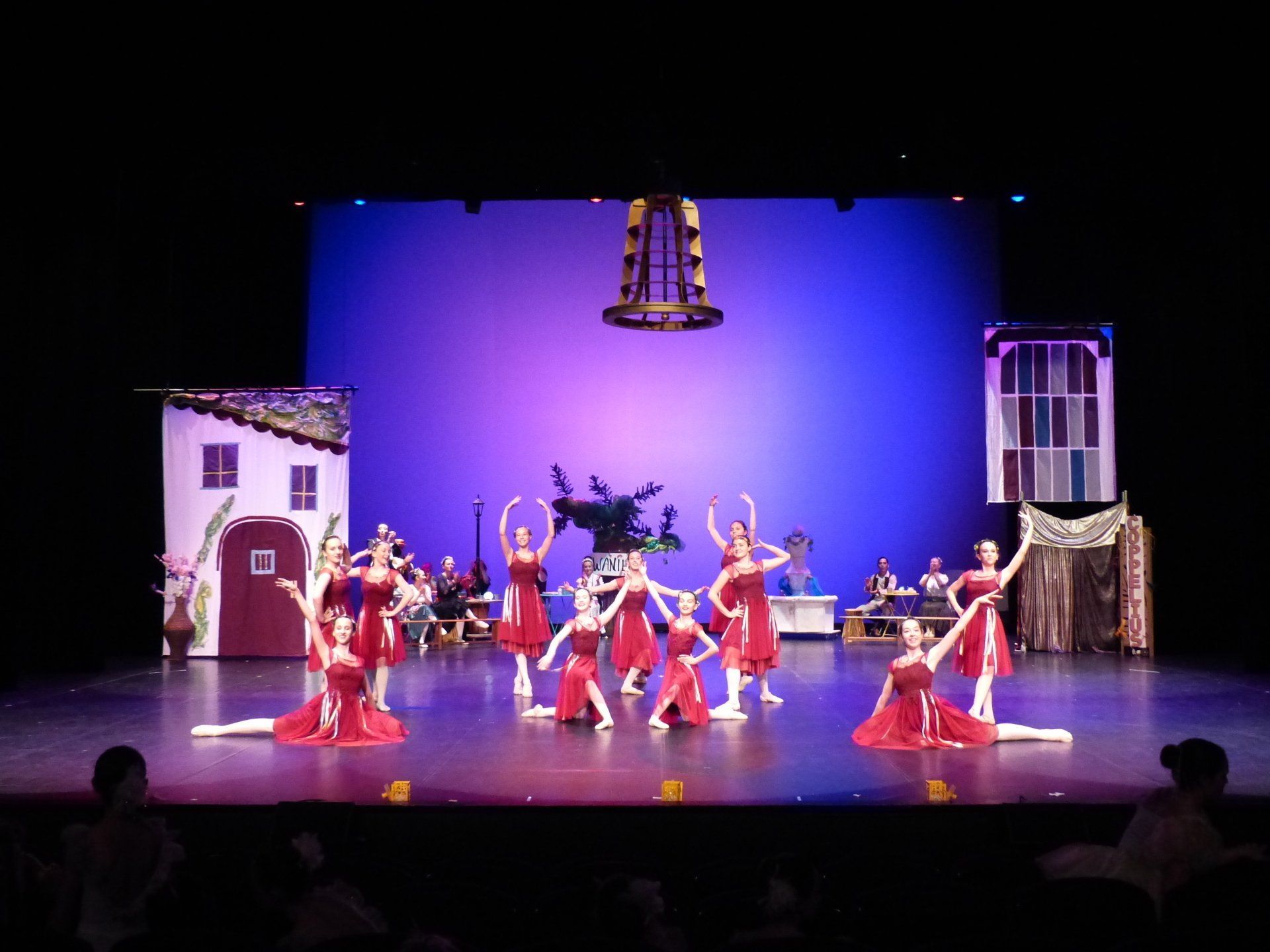 Groupe de danseuses en rouge