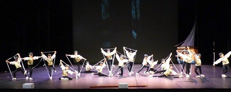 Groupe de danseurs sur scène