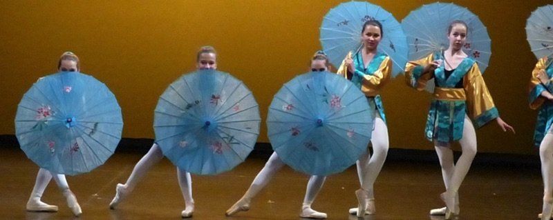 Danseuses aux ombrelles bleues