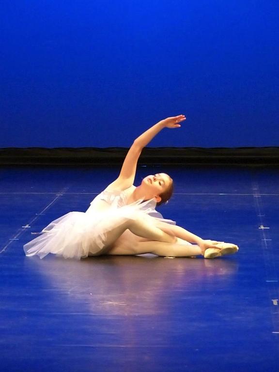 Jeunes danseuse au sol