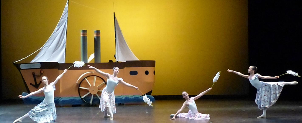 Deux danseuses et un bateau dans le décor