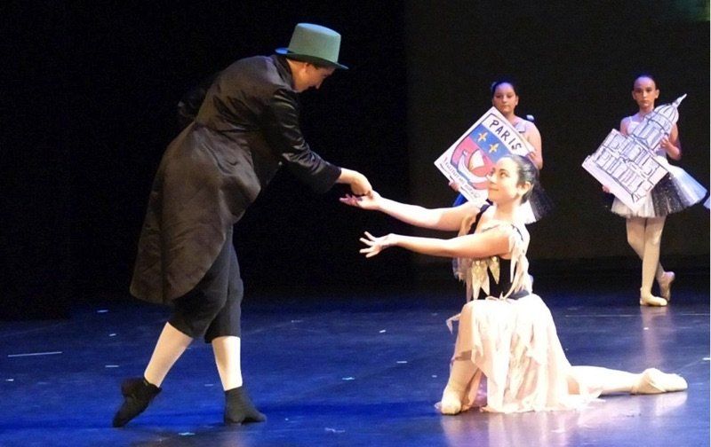 Danseuses agenouillées devant un danseur