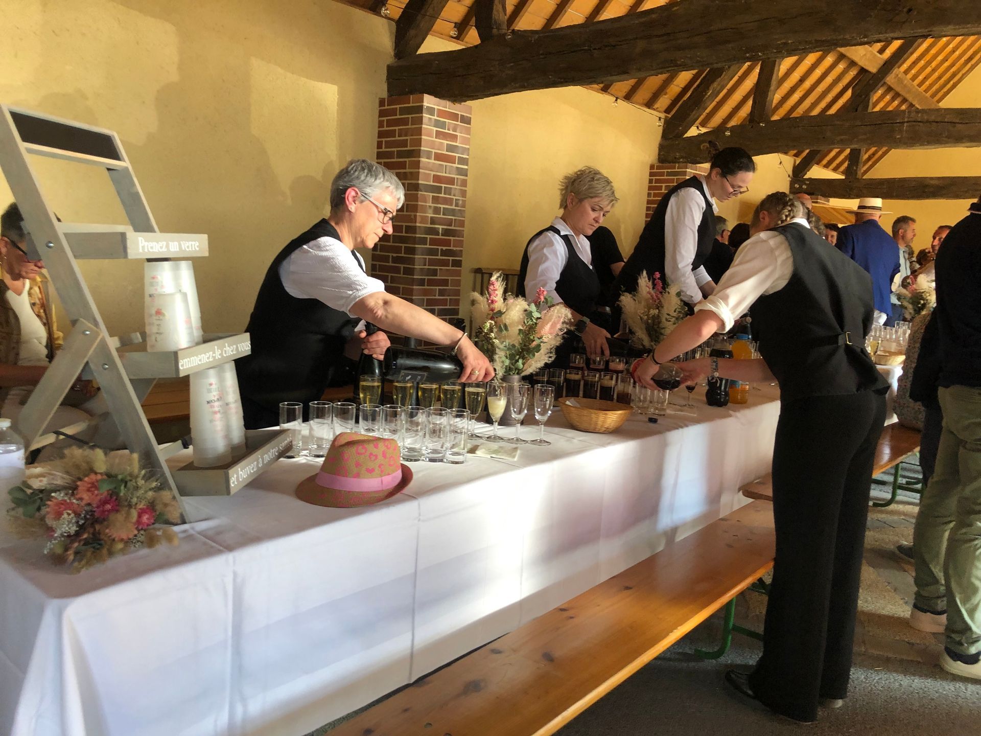 Serveur avec un plateau de victuailles