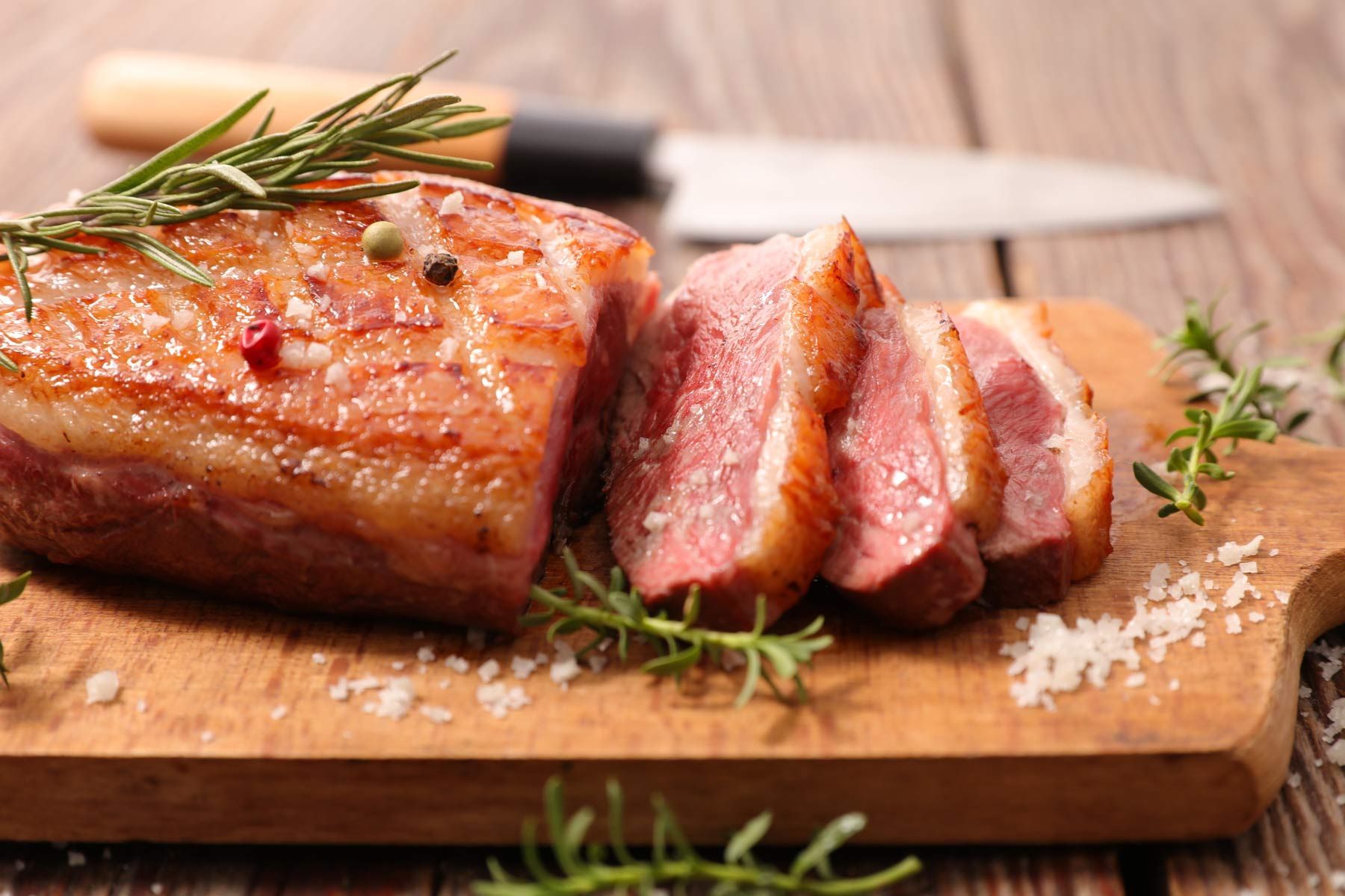 Tranche de canard sur planche à découper