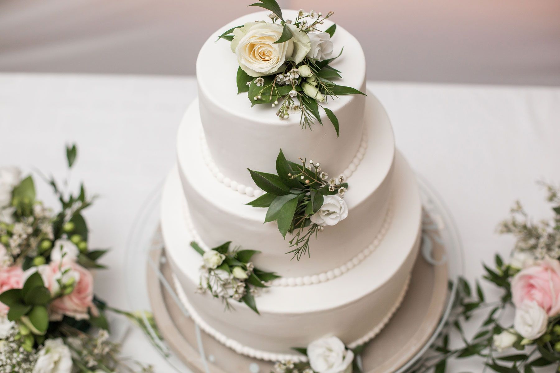 Pièce monté d'un mariage avec rose blanche sur le dessus