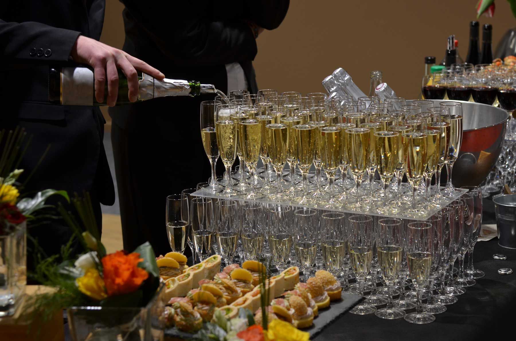 Un serveur servant du champagne à un buffet