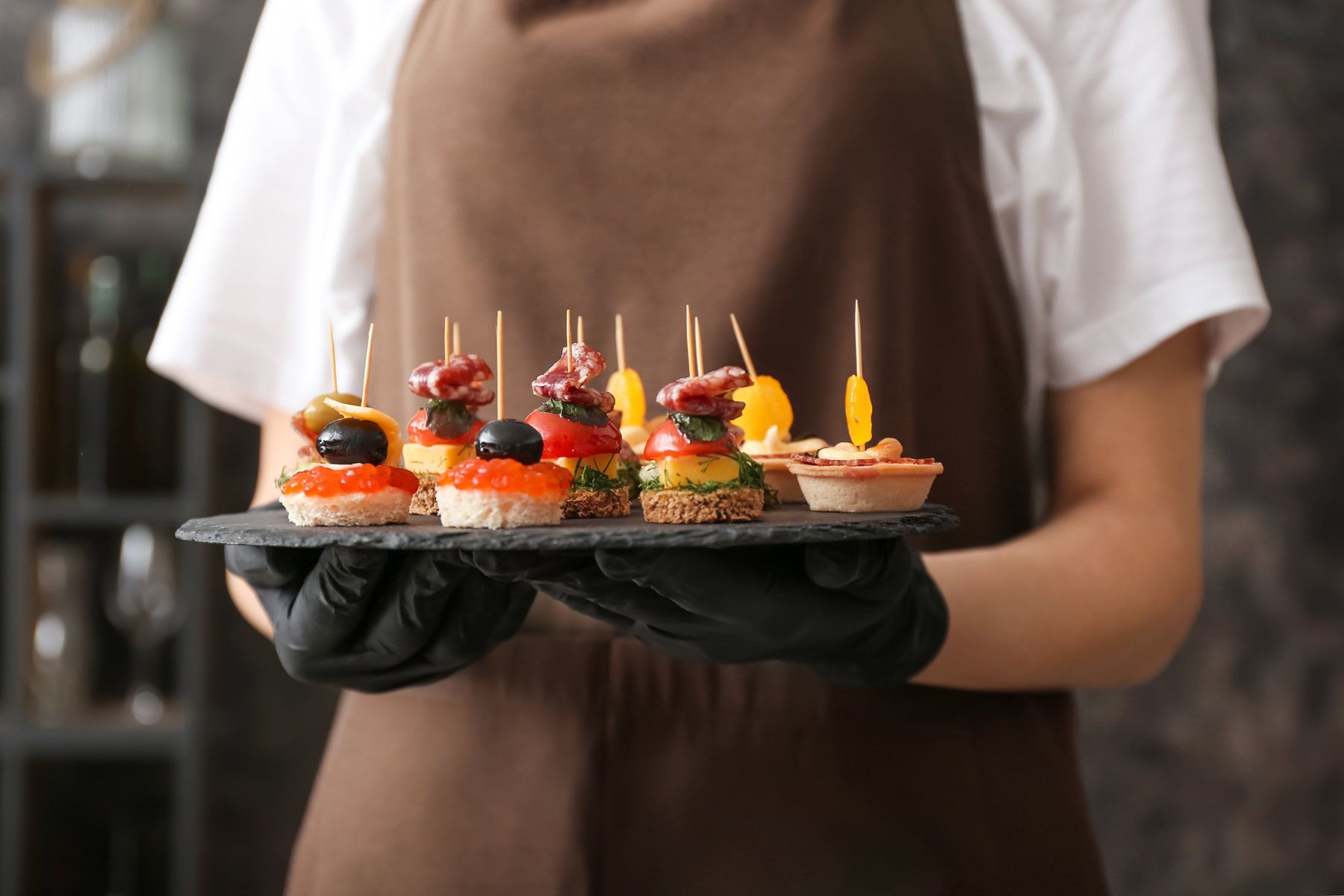 Une cheffe cuisinière présentant un plat avec verrine