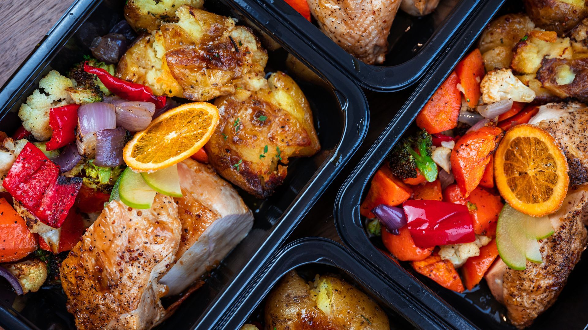 plateaux repas avec poulet et rondelle d'orange et différents aliments