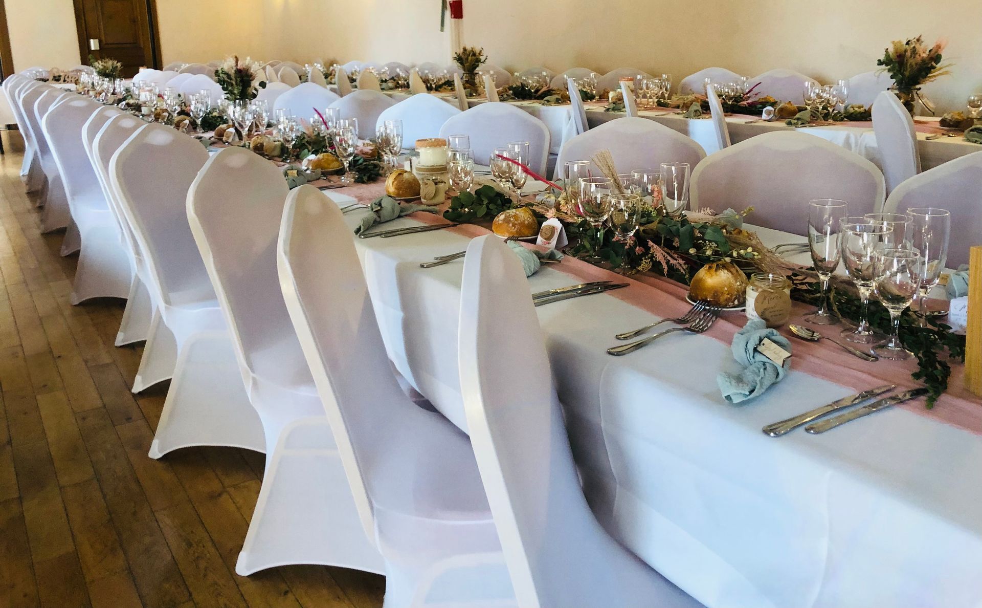 Buffet en intérieur avec couverts et décorations préparé par la forge traiteur