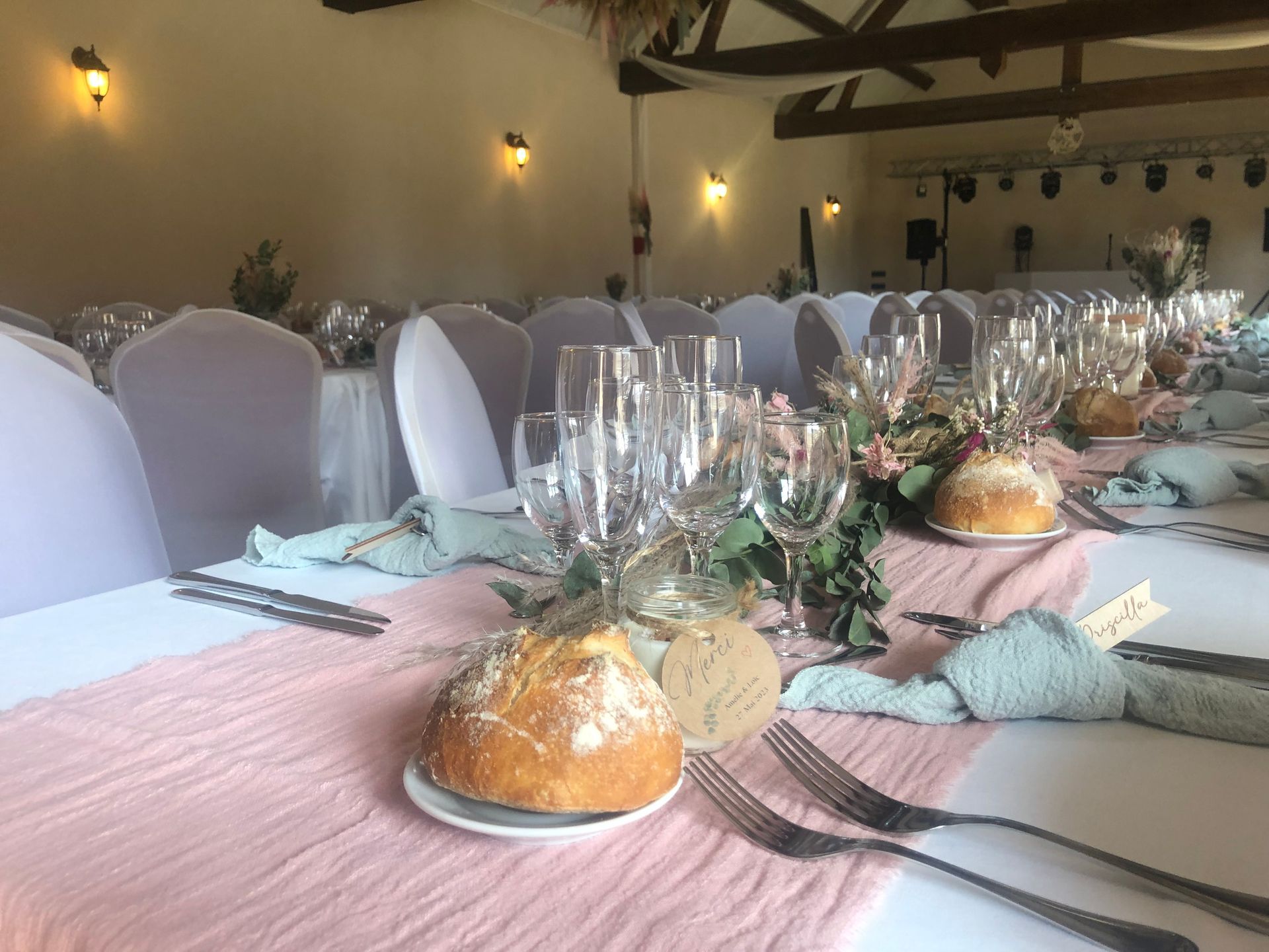 Salle de reception avec chaise blanche et scène de spectacle en arrière plan