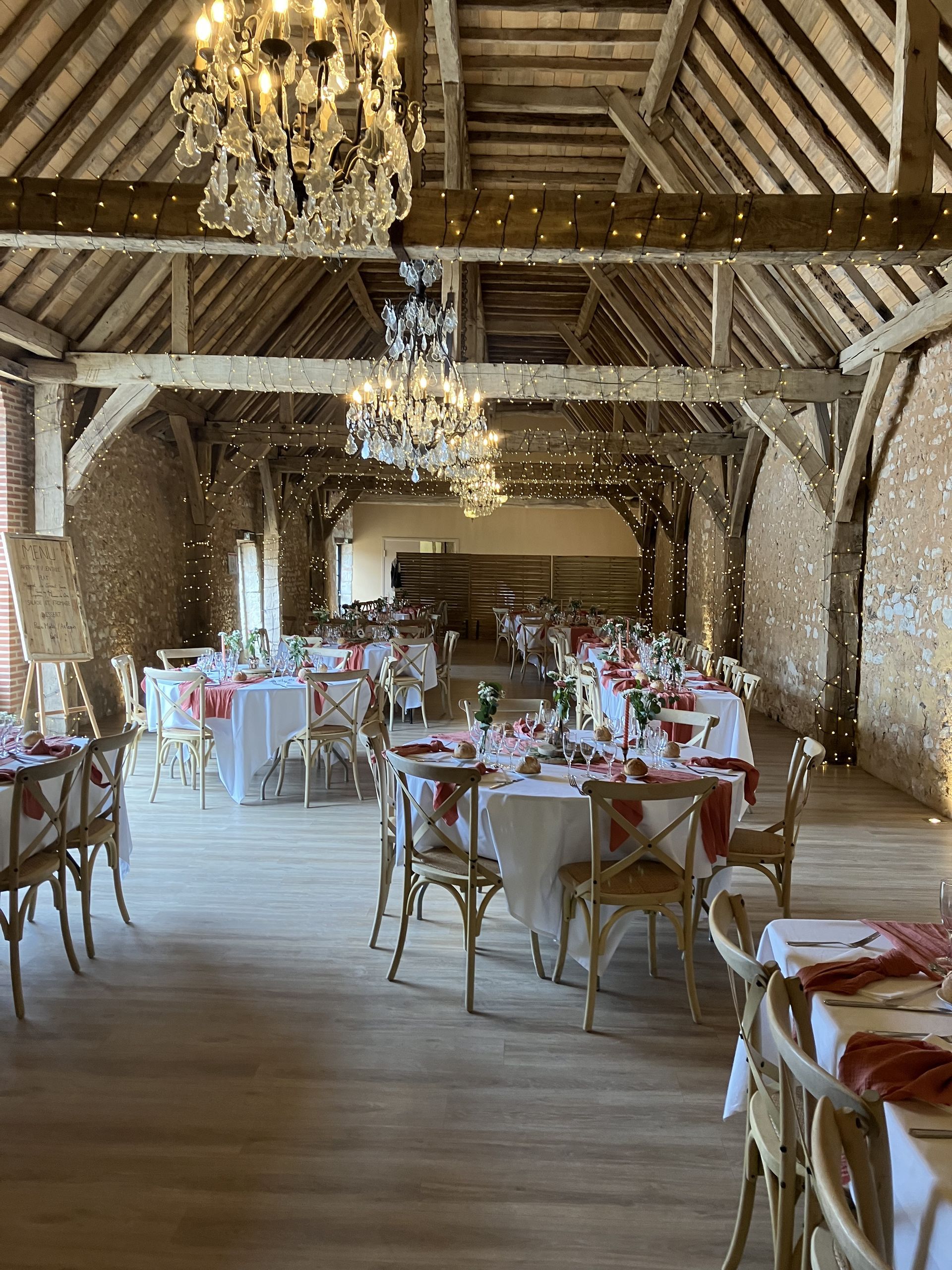 Reception avec buffet avec tables rondes et guirlandes lumineuses