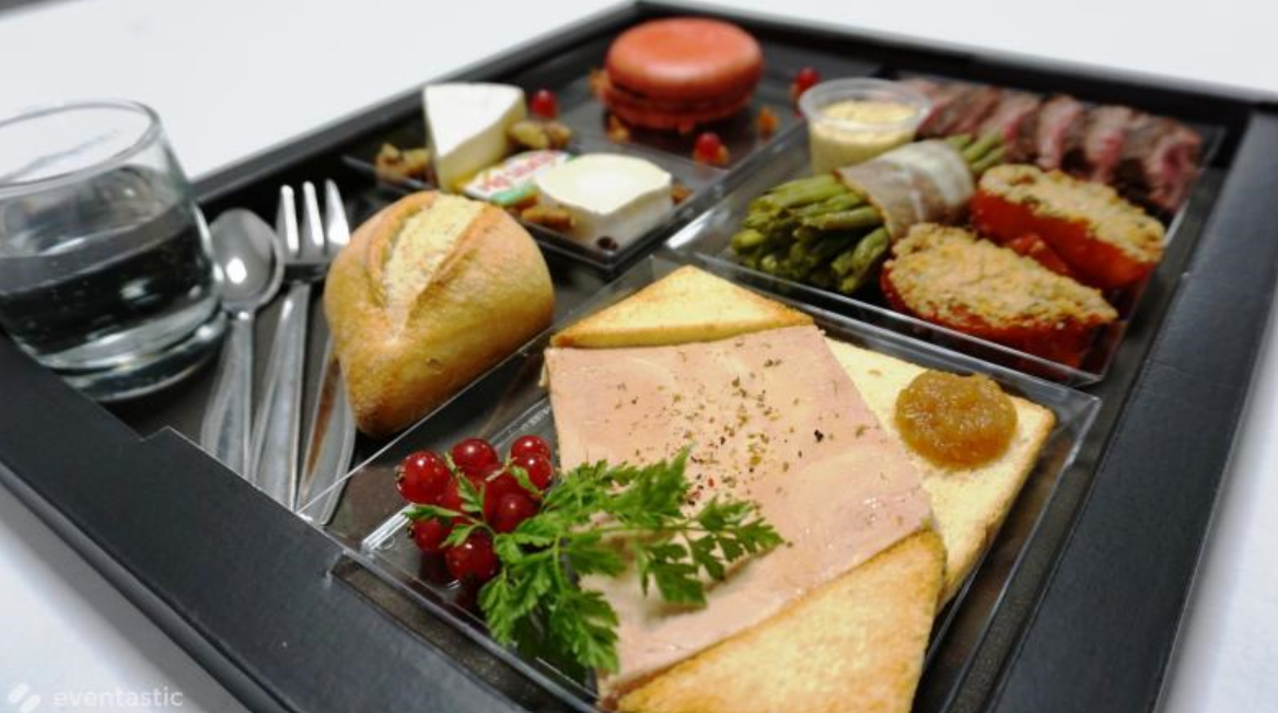 Focus sur un plateaux repas avec chèvre et basilic