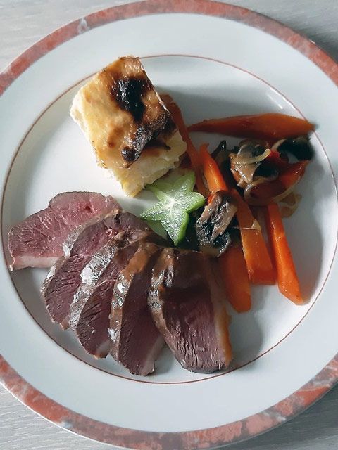 Un cuisinier saupoudrant un plat avec du sel