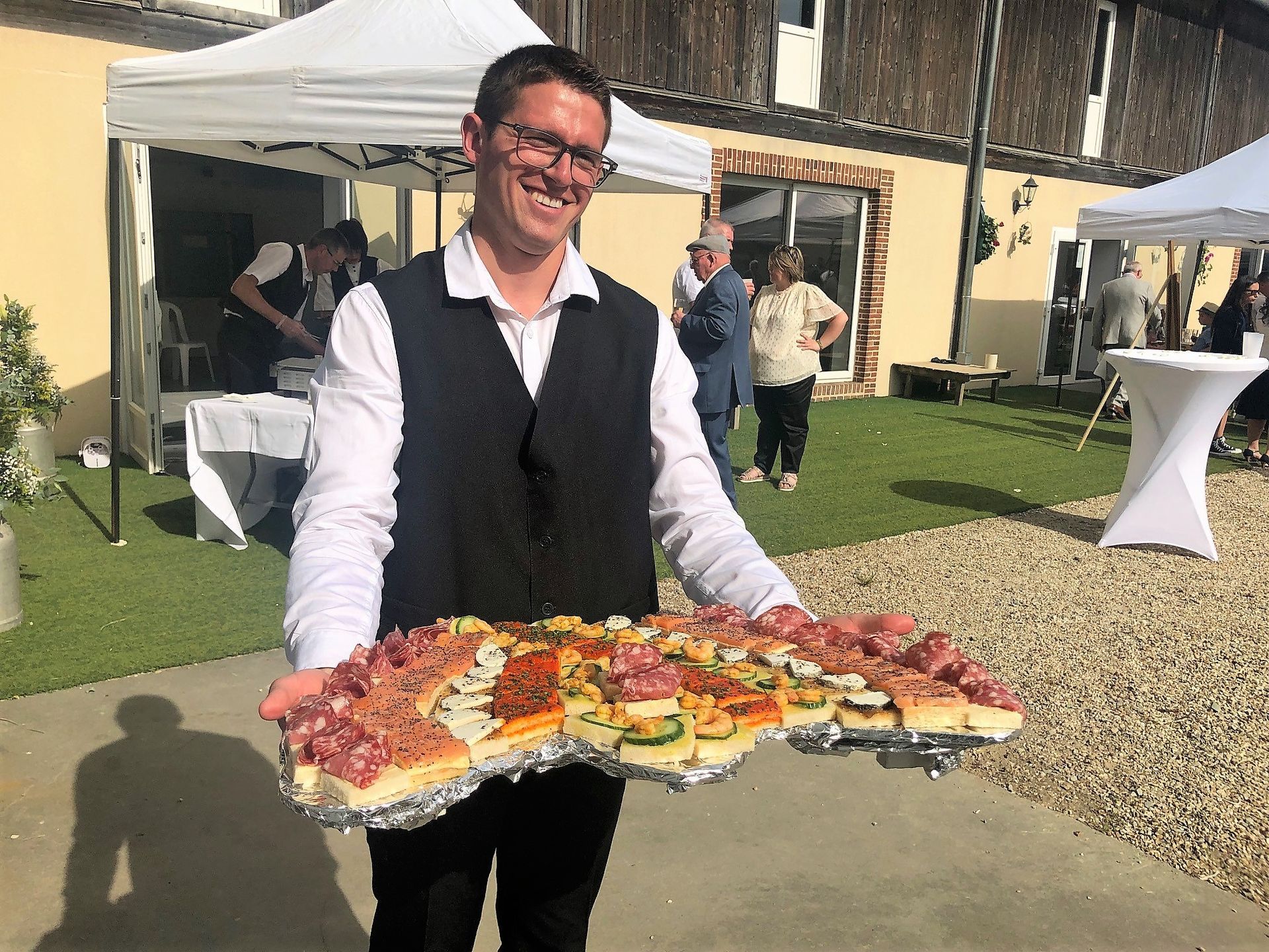 Un serveur de La forge traiteur avec un plateau de verrine