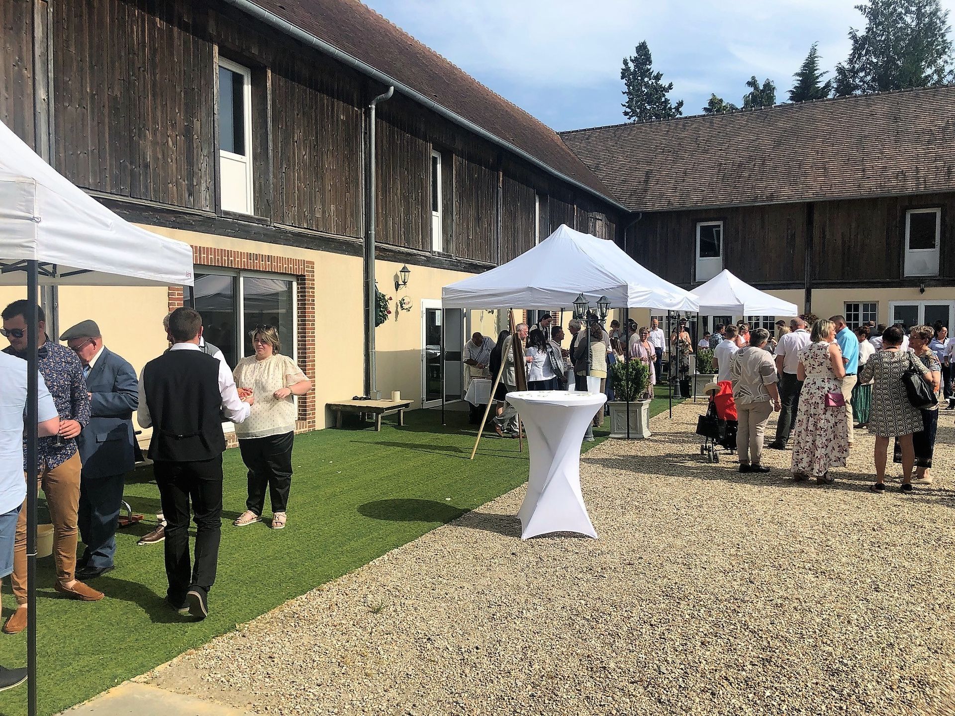 Tentes de restauration lors d'un évènement préparé par la forge traiteur