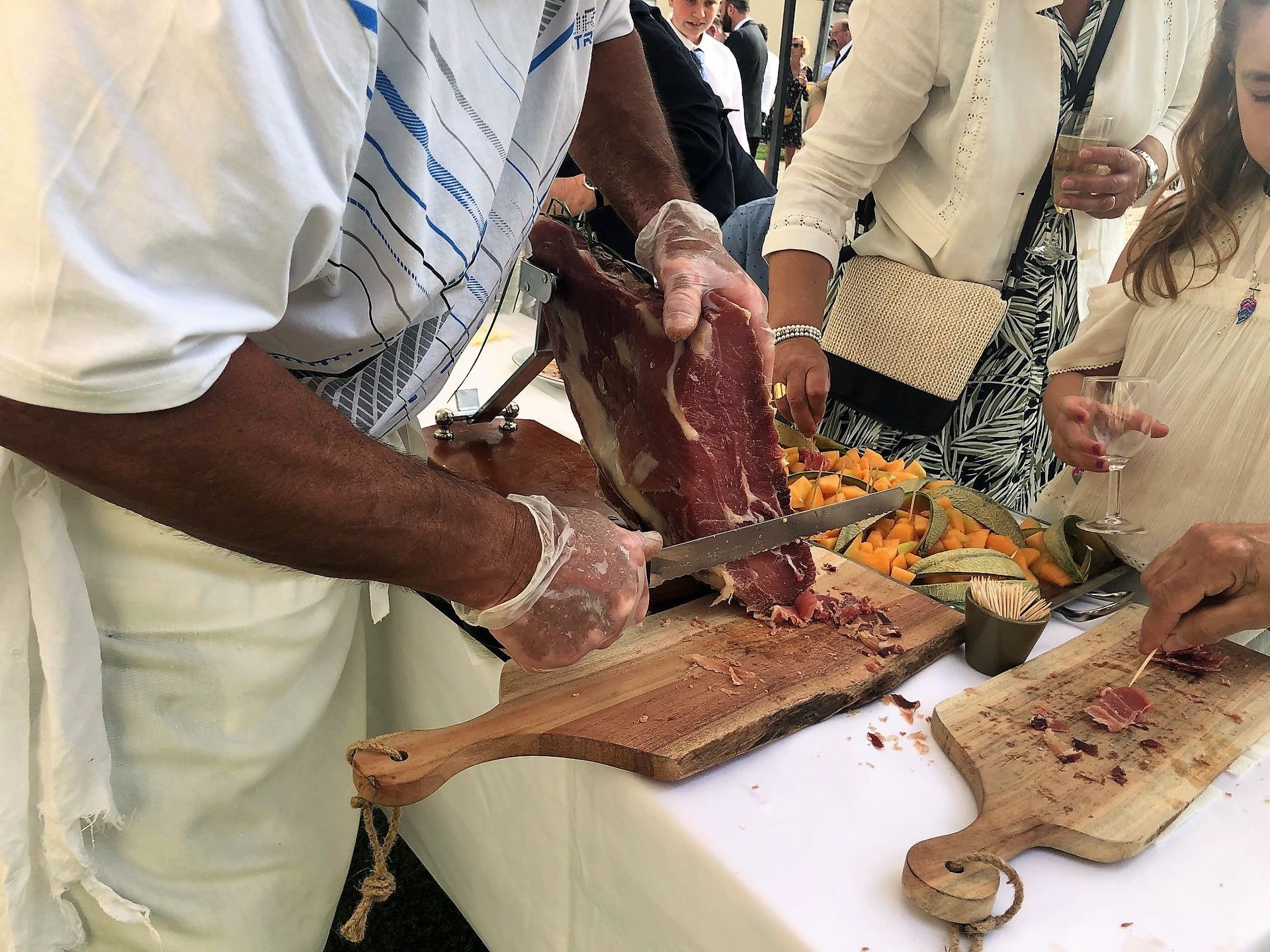 Un Chef découpant du jambon en tranche