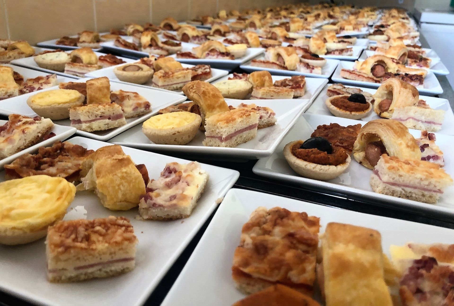 Nombreuses assiettes composées