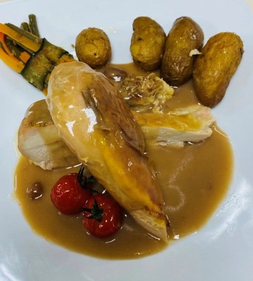 Plat circulaire présentant des aliments de saison avec feta tomates cerises oignons