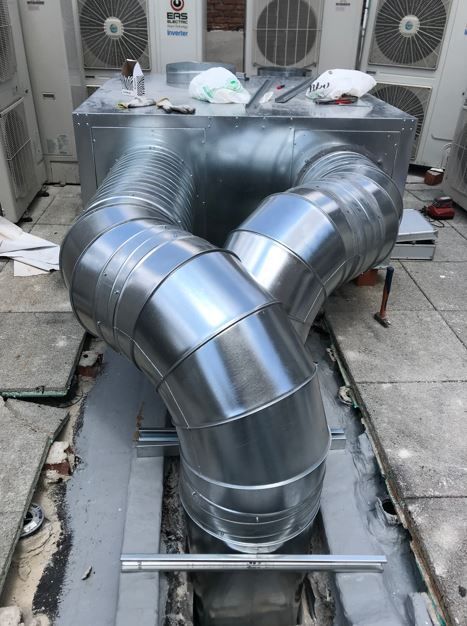 Instalación de conductos metálicos de climatización en una azotea