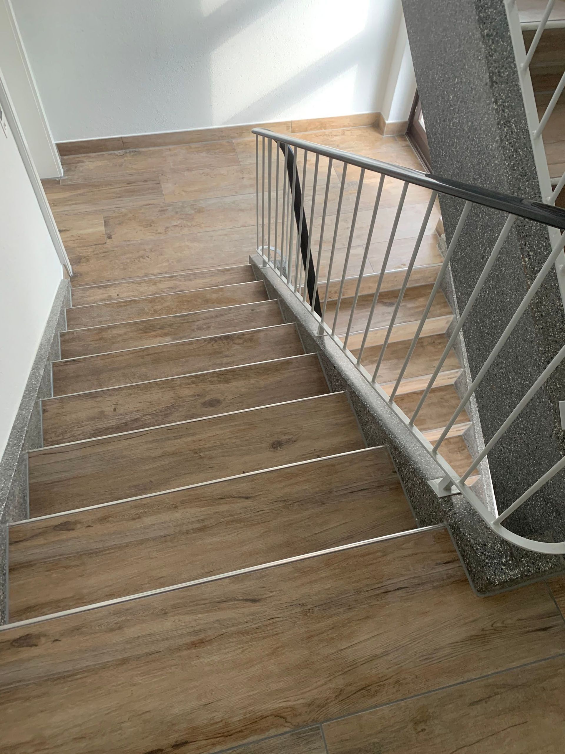 Treppe Bodenbelag erneuern - Pereira Renovationen in Stetten AG