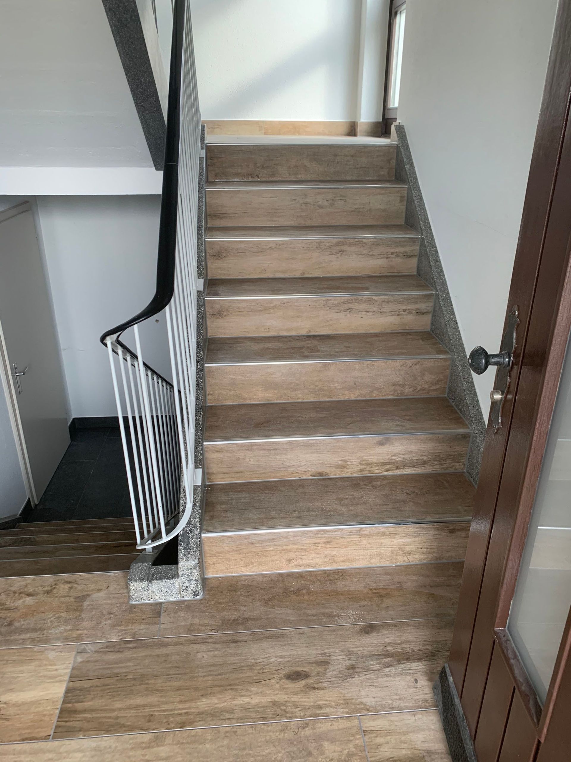 Treppe Bodenbelag erneuern - Pereira Renovationen in Stetten AG