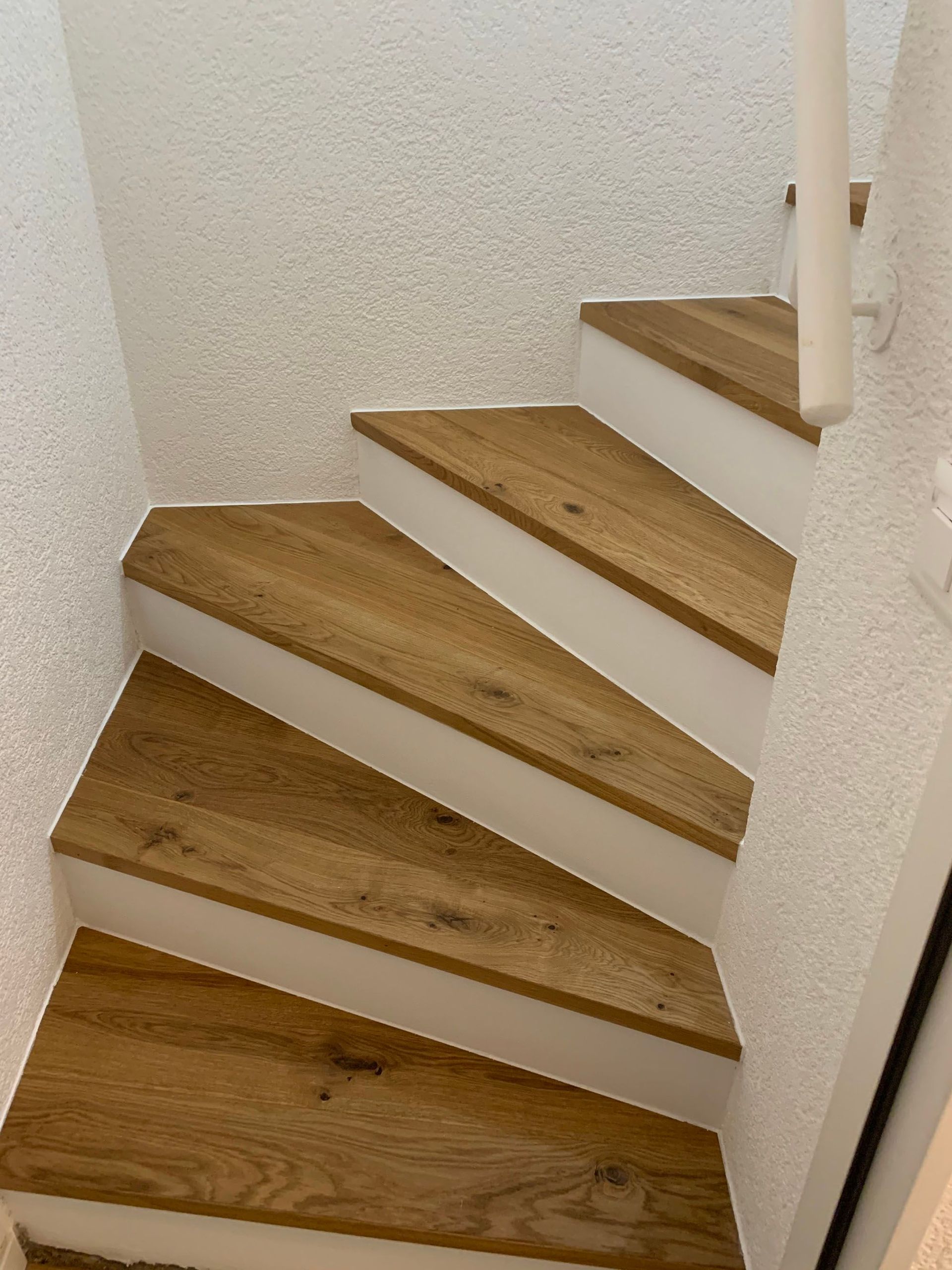Treppe Bodenbelag erneuern - Pereira Renovationen in Stetten AG