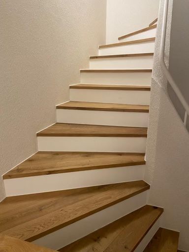 Treppe Bodenbelag erneuern - Pereira Renovationen in Stetten AG