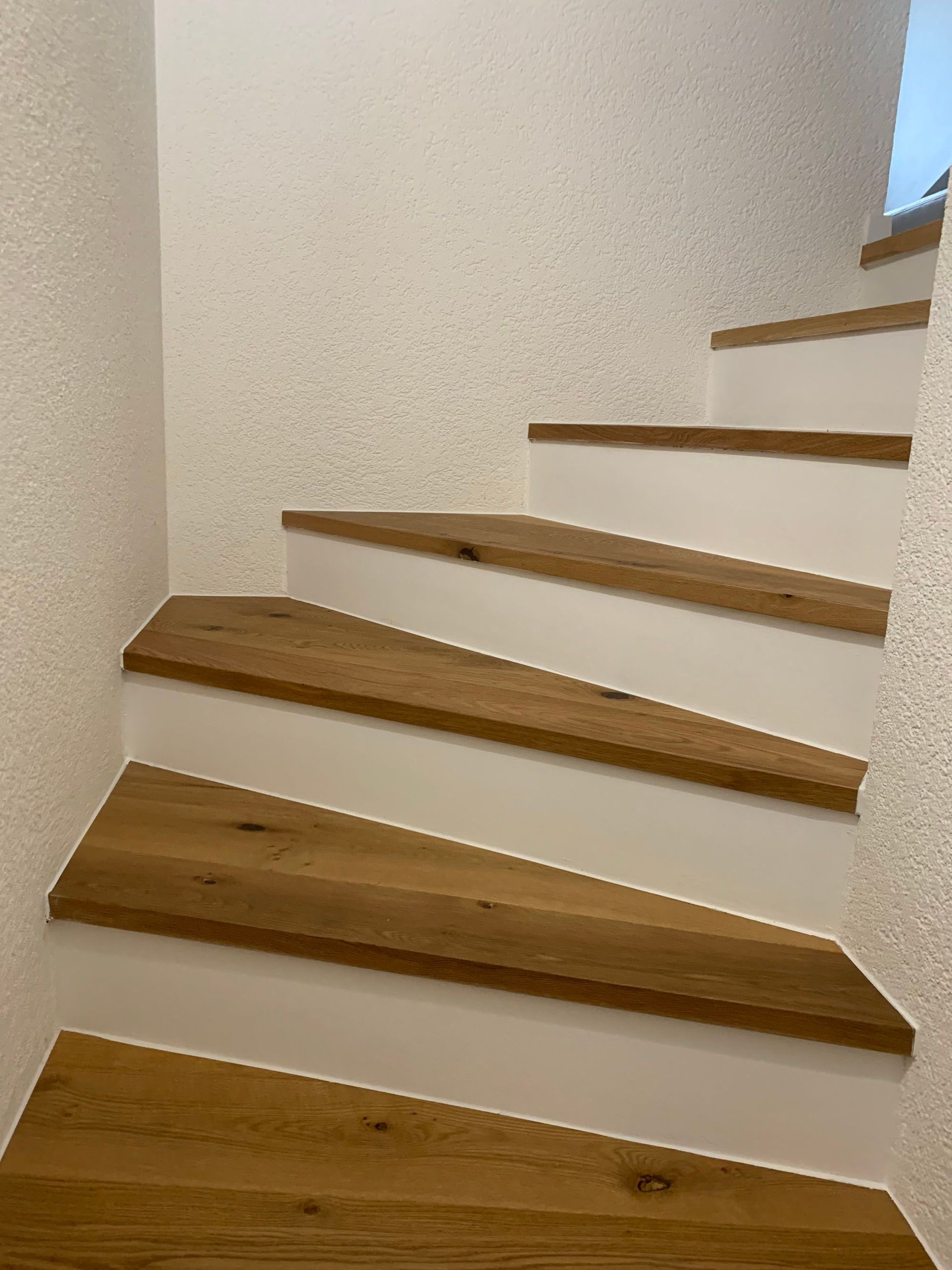 Helle Treppe Parkett Weiss - Pereira Renovationen in Stetten AG