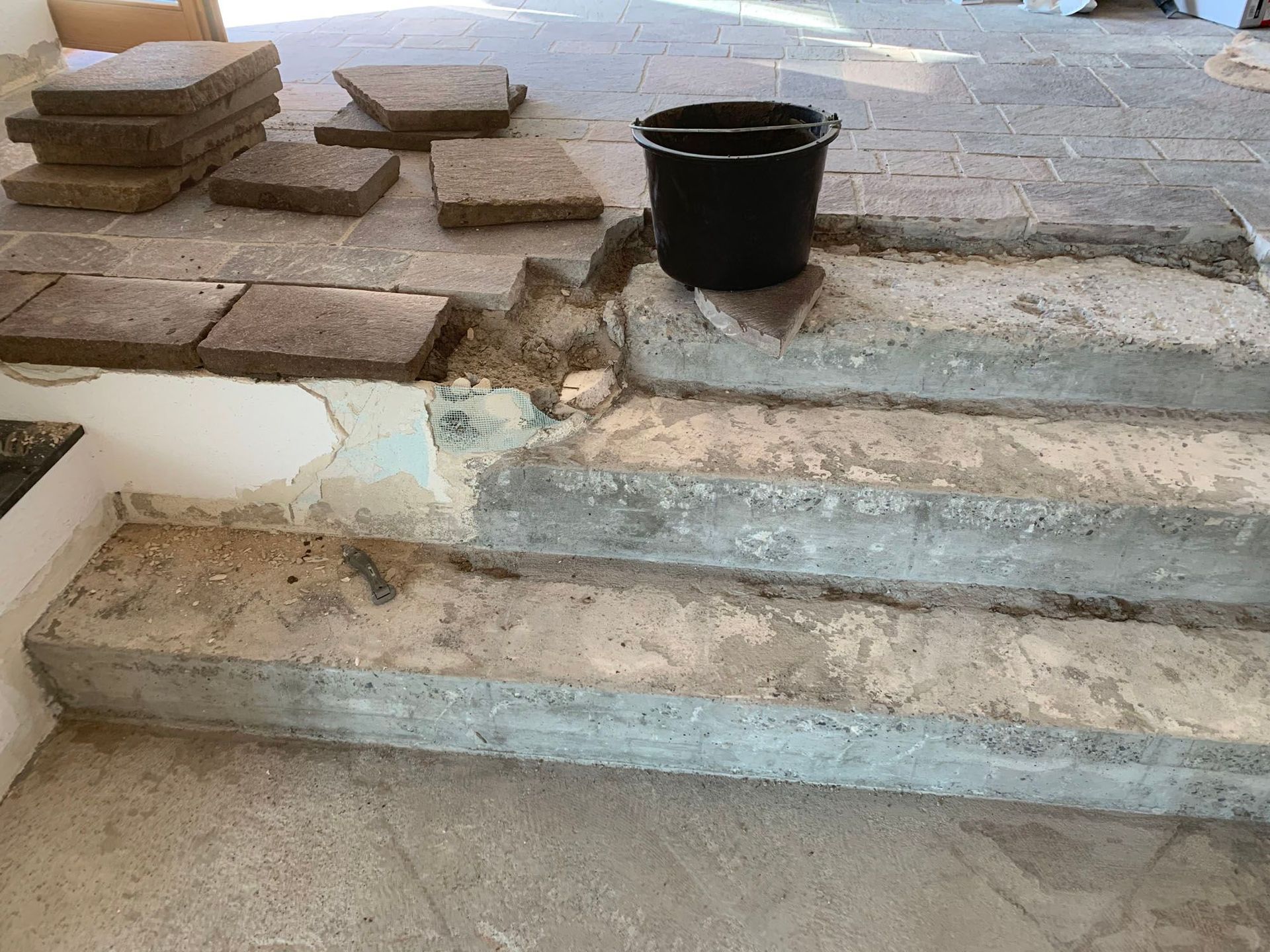 Treppe Bodenbelag erneuern - Pereira Renovationen in Stetten AG