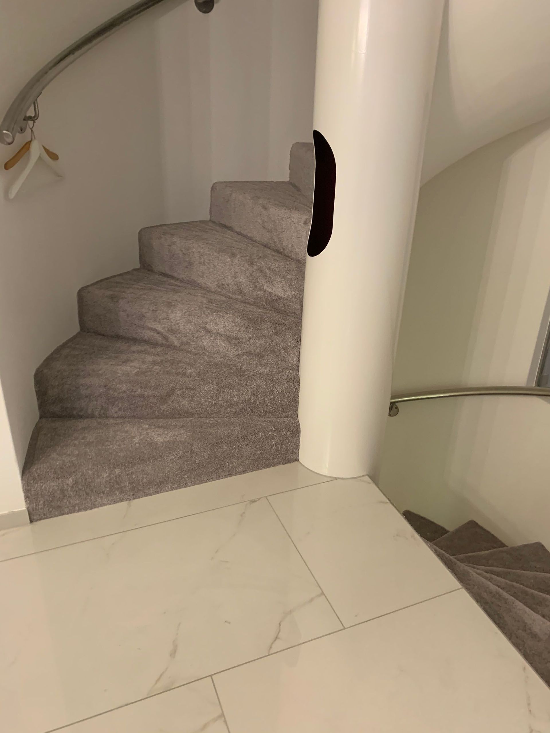 Treppe Bodenbelag erneuern - Pereira Renovationen in Stetten AG