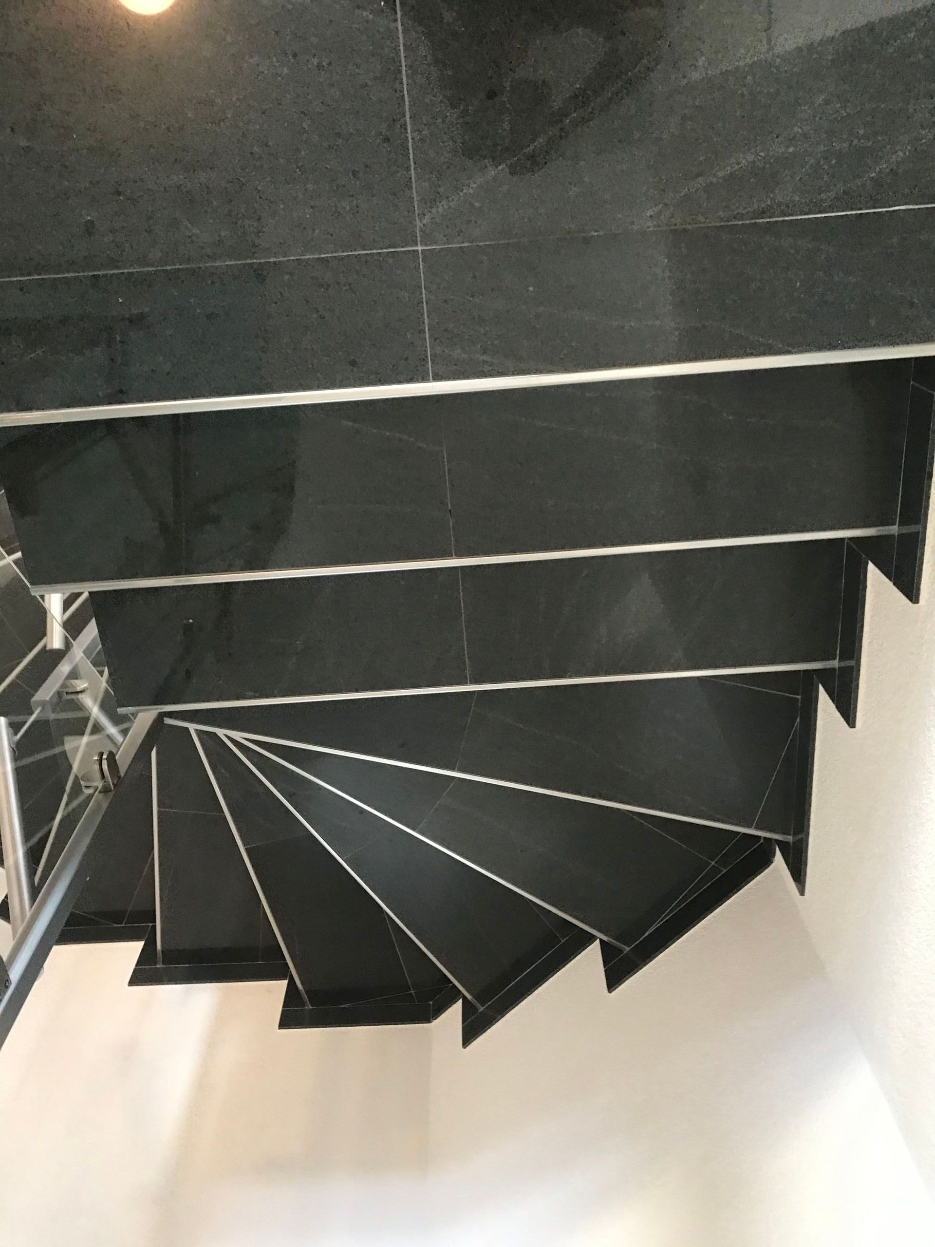 Treppe Bodenbelag erneuern - Pereira Renovationen in Stetten AG