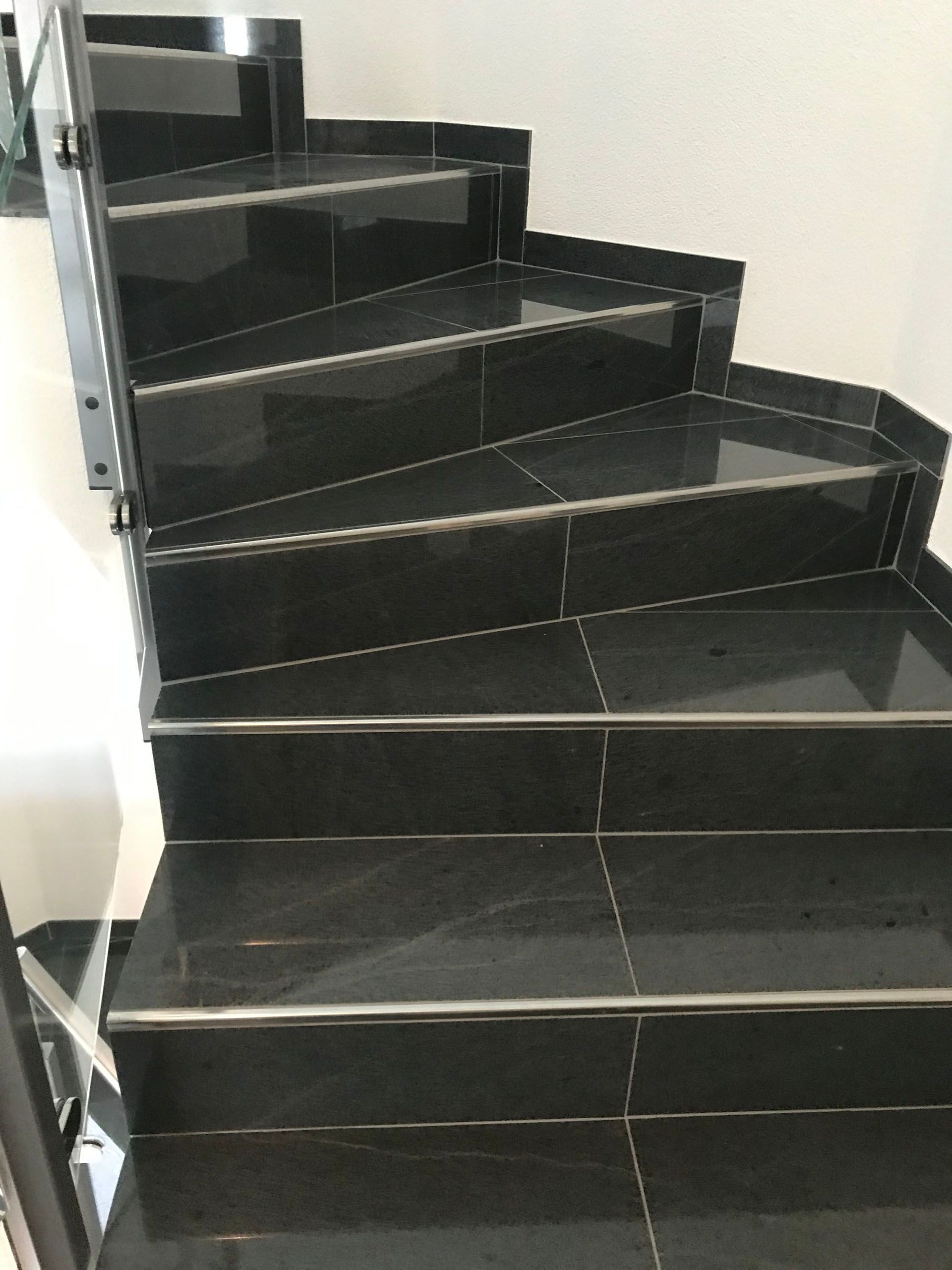 Treppe Bodenbelag erneuern - Pereira Renovationen in Stetten AG