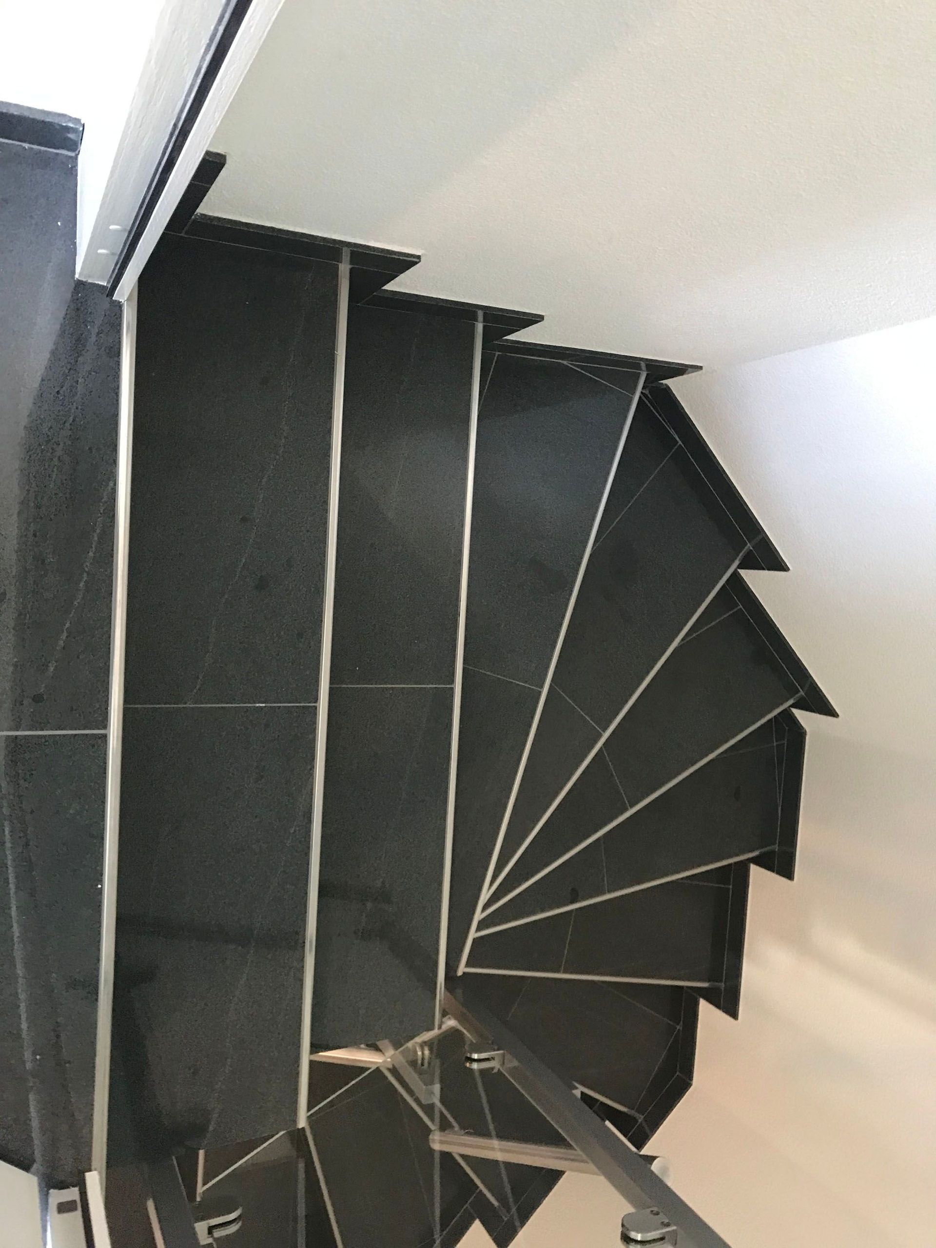 Treppe Bodenbelag erneuern - Pereira Renovationen in Stetten AG