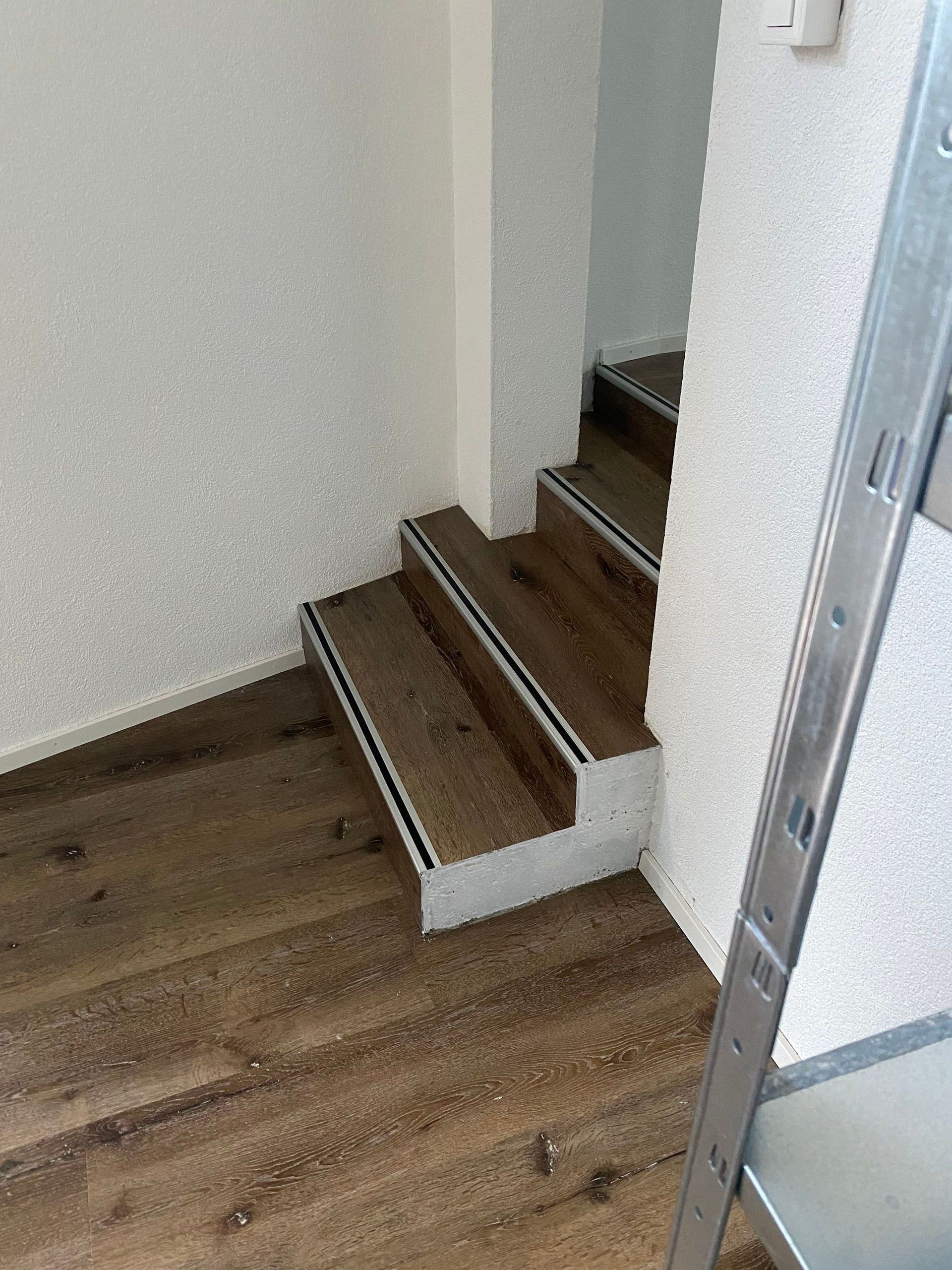 Treppe Bodenbelag erneuern - Pereira Renovationen in Stetten AG