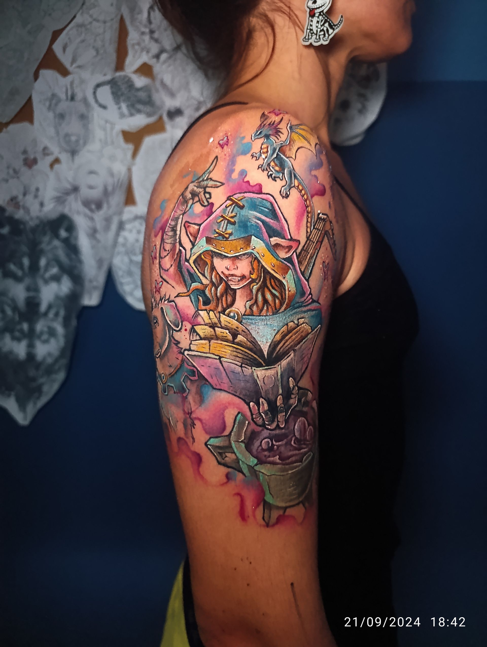 Una mujer tiene un tatuaje colorido en su brazo.