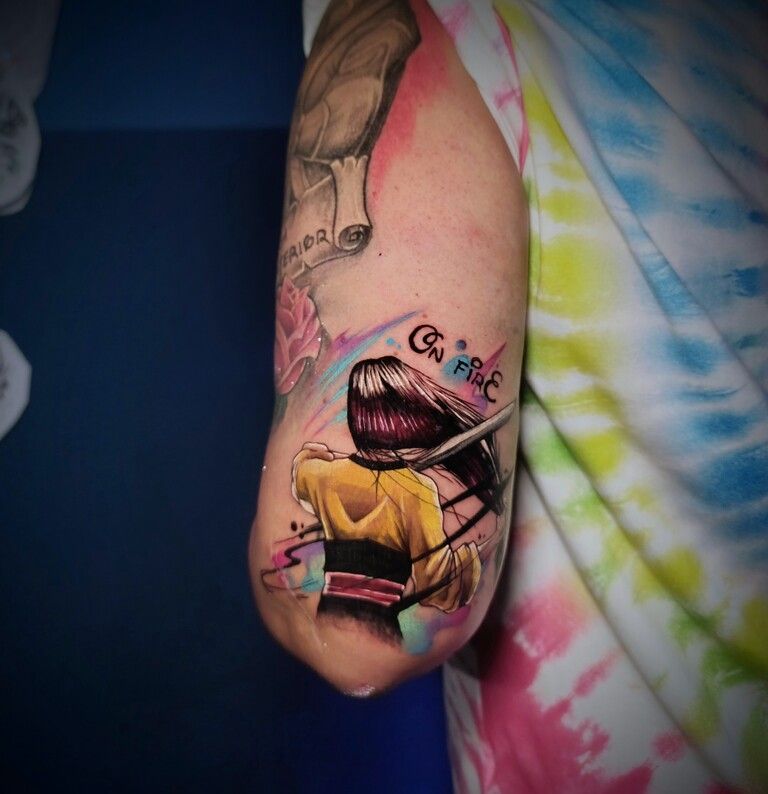 Una persona tiene un tatuaje en el brazo que dice "ve libre".