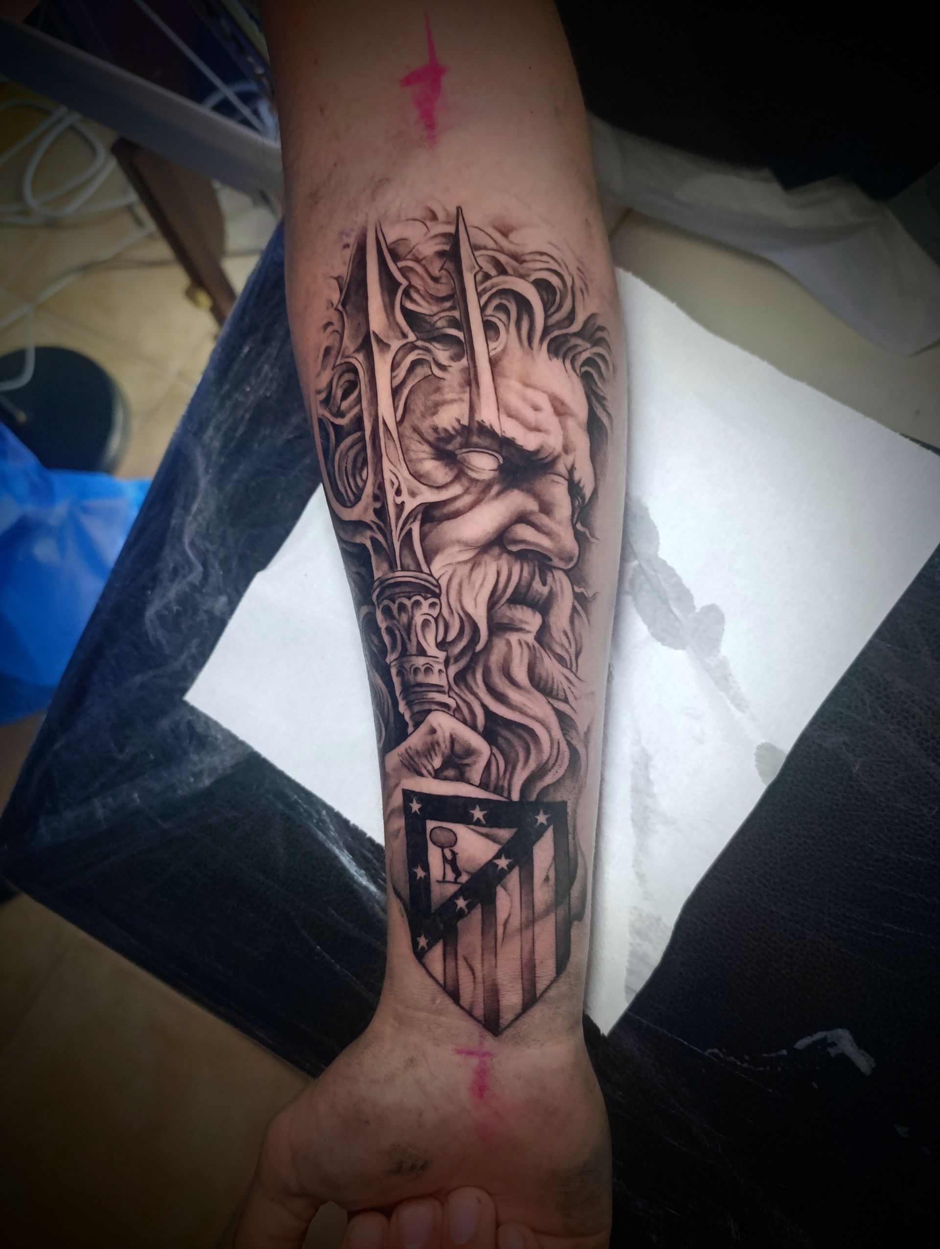 Un tatuaje de un hombre con barba en el antebrazo.