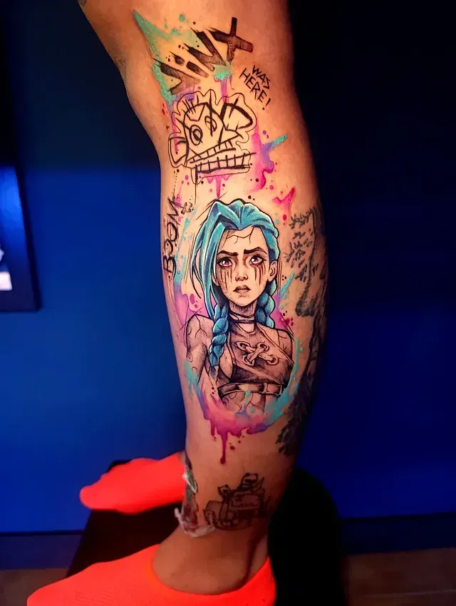 Una persona con un tatuaje colorido en la pierna.