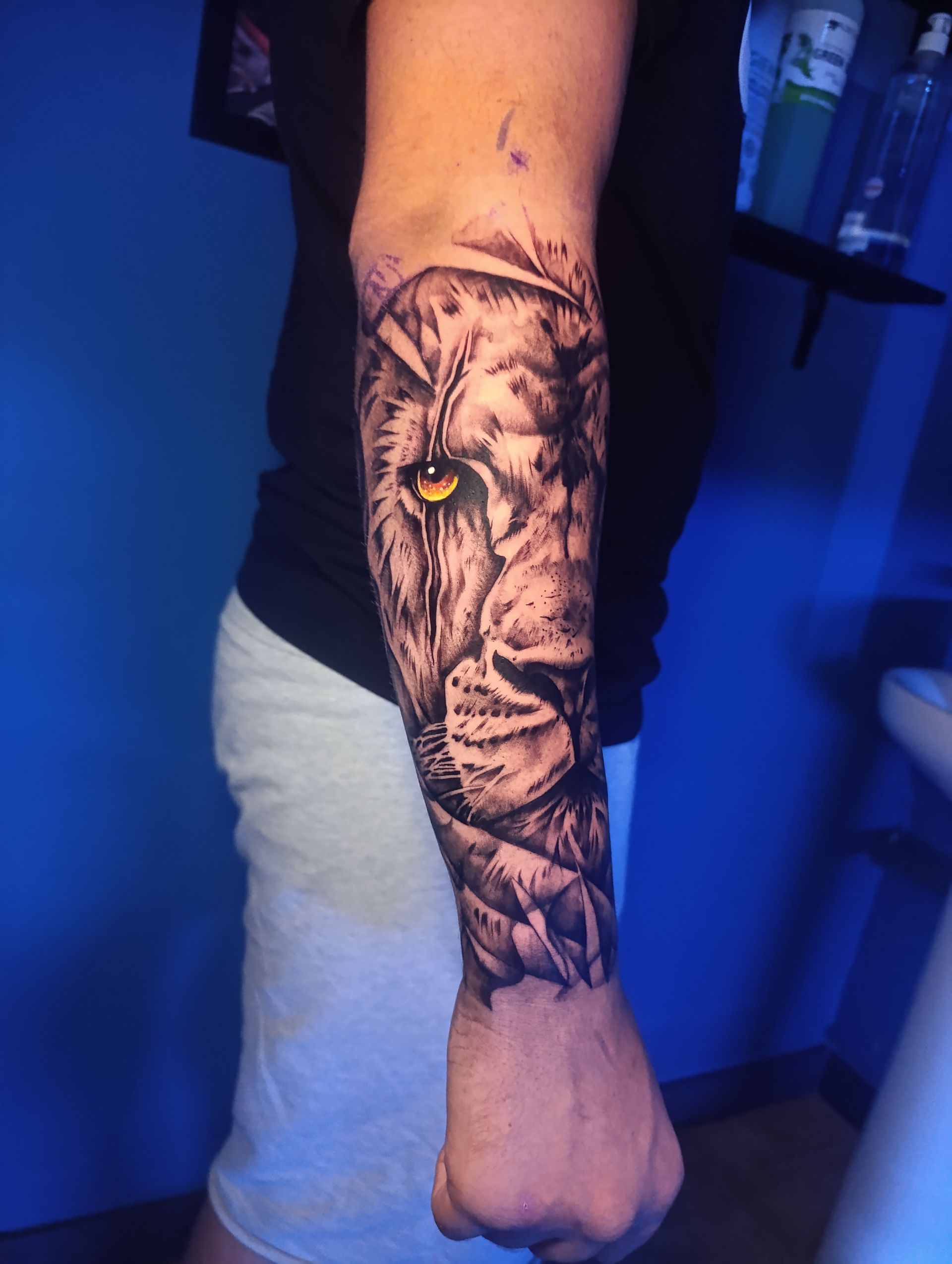 Un tatuaje de un hombre con barba en el antebrazo.