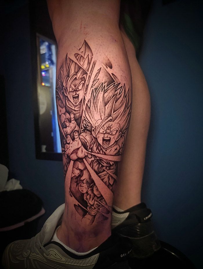 Tatuaje de Dragon Ball Z en una pierna. Personajes de Goku en acción con sombreado y líneas.