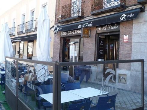 Un restaurante con mesas y sillas delante.